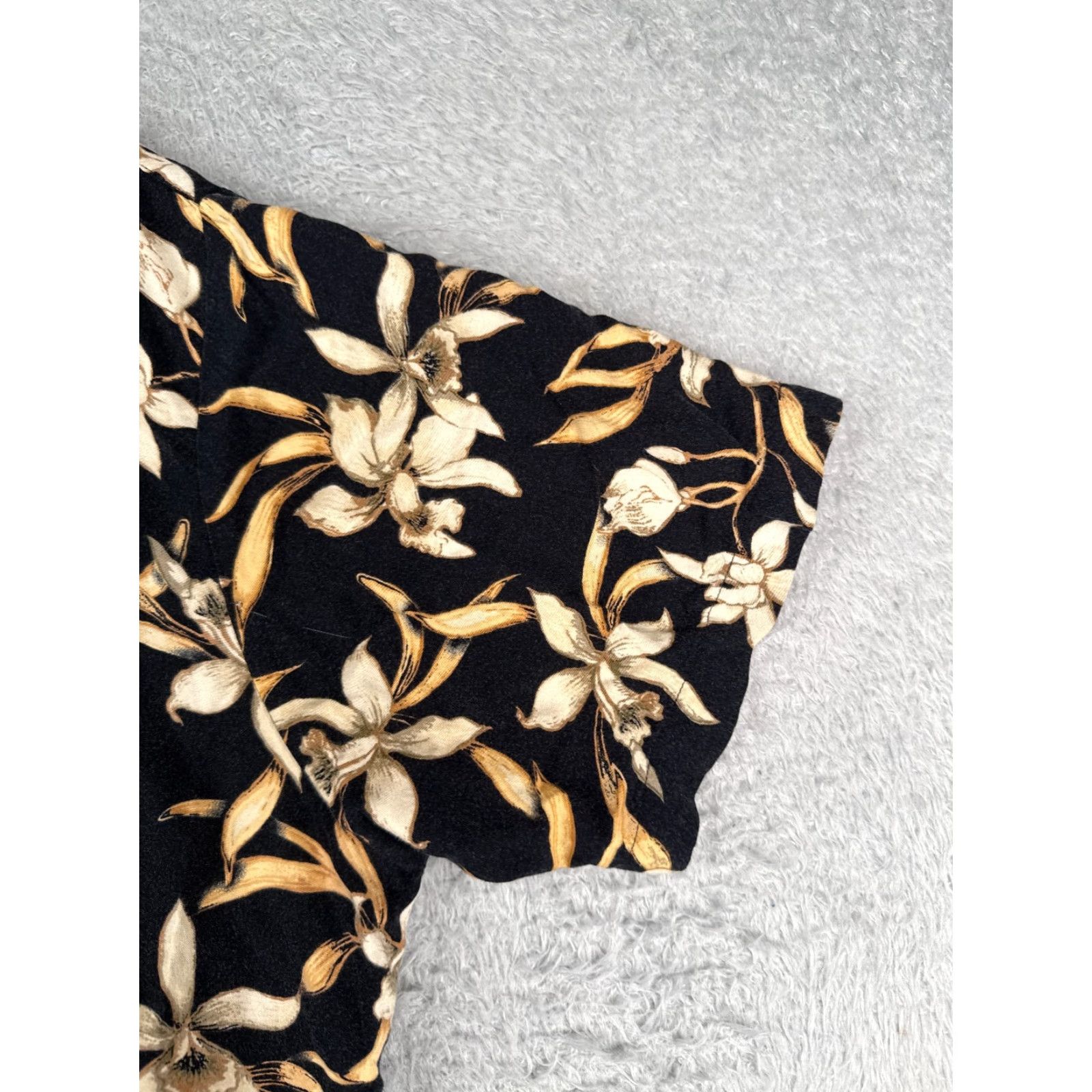 Vintage VINTAGE Munsingwear Shirt Men Large Black Beige Floral Button-Up 100% Rayon Hawaiian Resort Luau Aloha 40 in Chest Mens Size US L / EU 52-54 / 3 - 2 Thumbnail