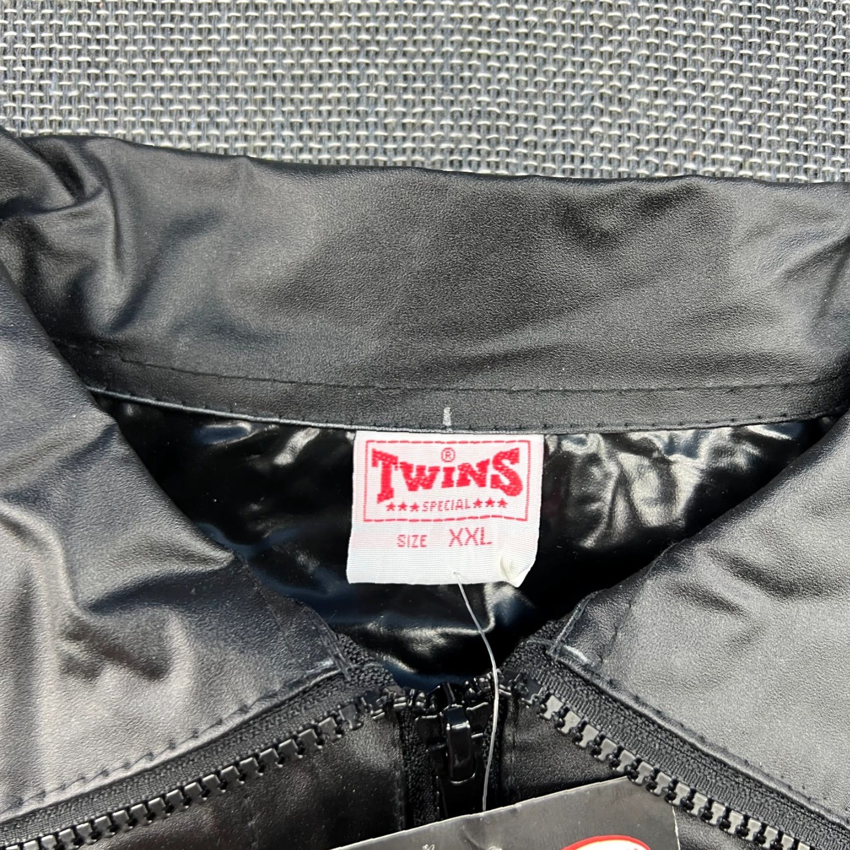 Twins Twins Special Sanuna Jacket Mens 2XL Black Thailand Muay Thai Sweat Jacket Track Jacket Full Zip Hooded Pockets 2XL Mens Size US XXL / EU 58 / 5 - 3 Thumbnail
