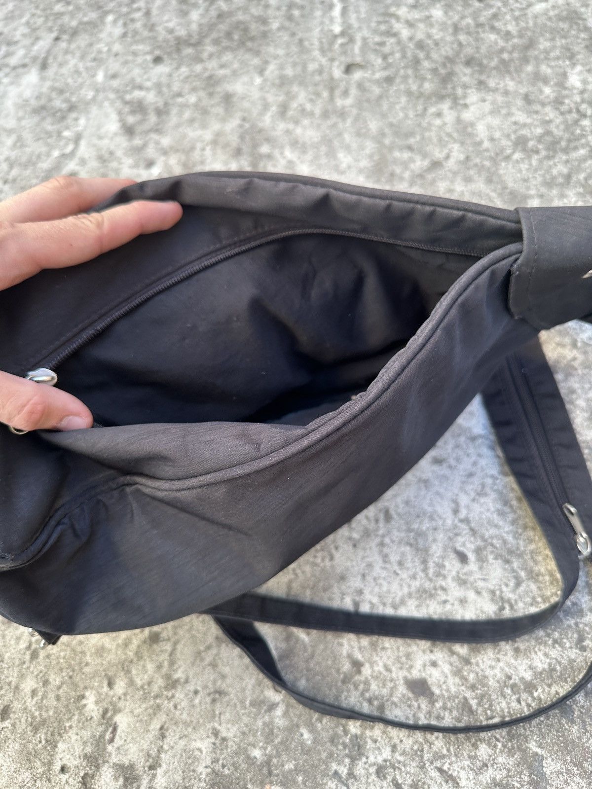 Japanese Brand Y2K Sling Bag Rare Streetwear Casual Shoulder bags Hype VTg Size ONE SIZE - 4 Thumbnail
