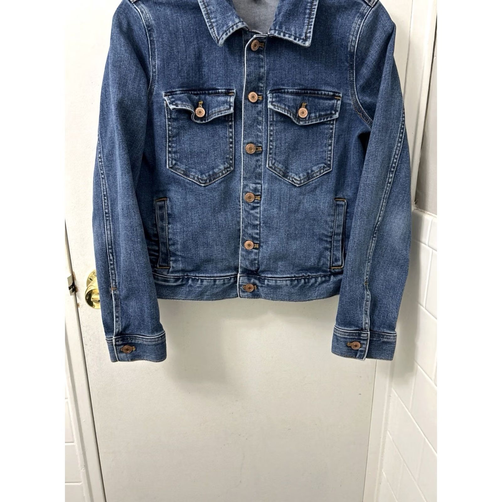 Denime J.Crew Mercantile Denim Trucker Jacket Womens Small Medium Wash Blue Pockets L/S Size S / US 4 / IT 40 - 3 Thumbnail