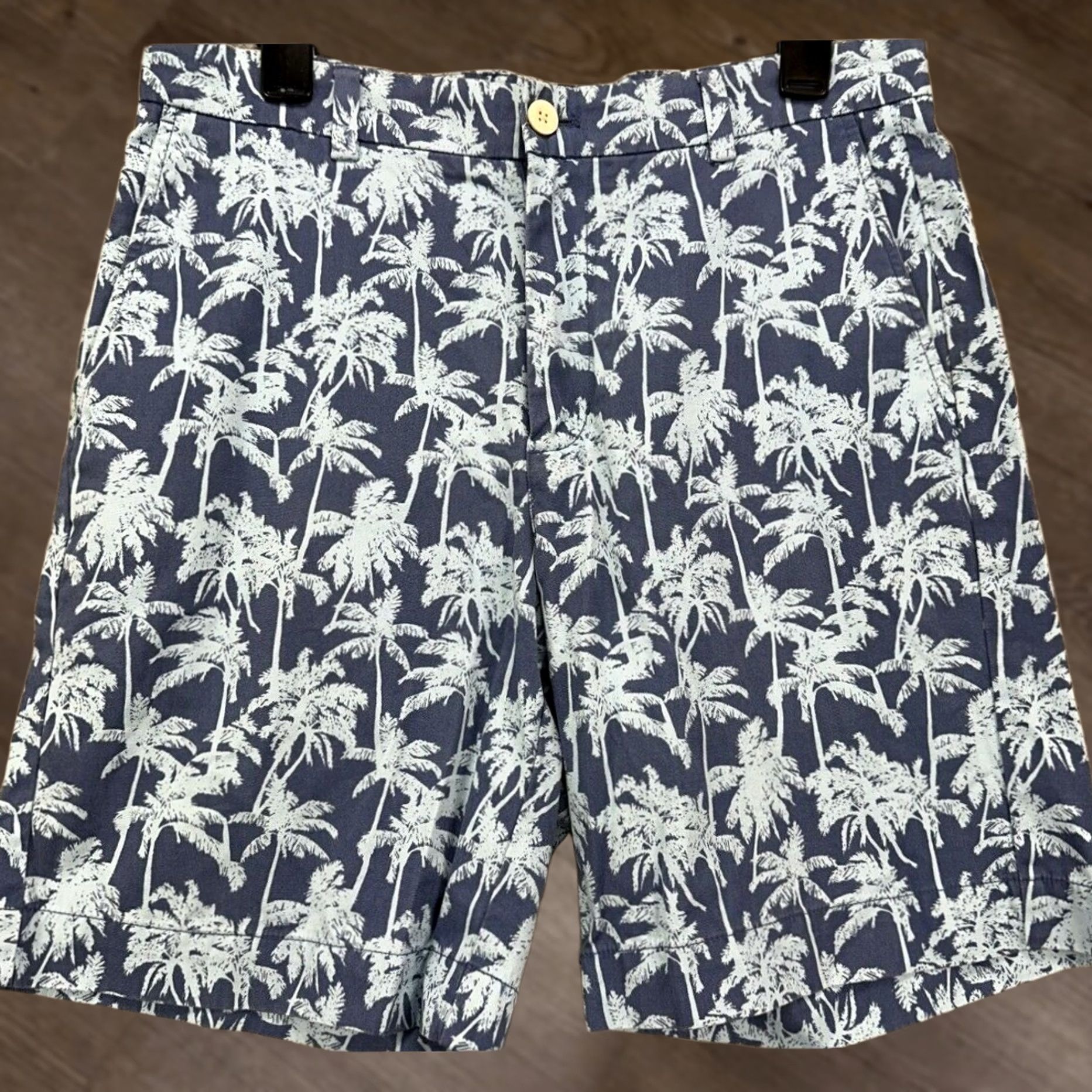 Vineyard Vines Vineyard Vines Shorts Mens 32 Blue Khakis Flat Front All Over Palm Trees Print Casual Size US 32 / EU 48 - 1 Thumbnail