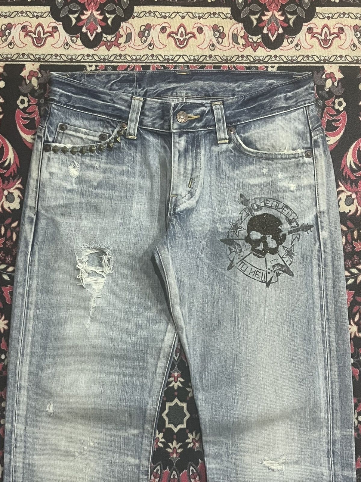 Edwin Vintage Edwin Distress Light Wash Skull Graphic Stud Jeans Size 28" / US 6 / IT 42 - 4 Thumbnail