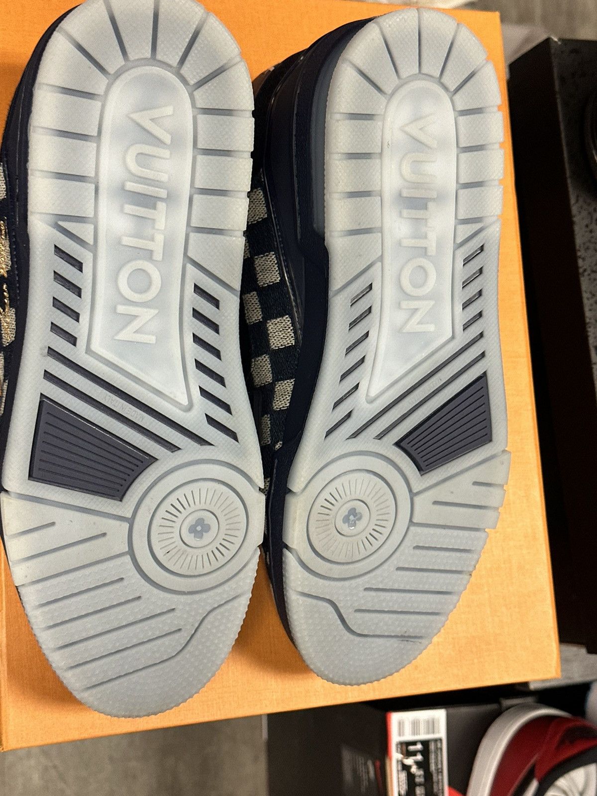 Louis Vuitton Louis vuitton damier pre owned size 8 low trainer navy Size US 8 / EU 41 - 12 Thumbnail