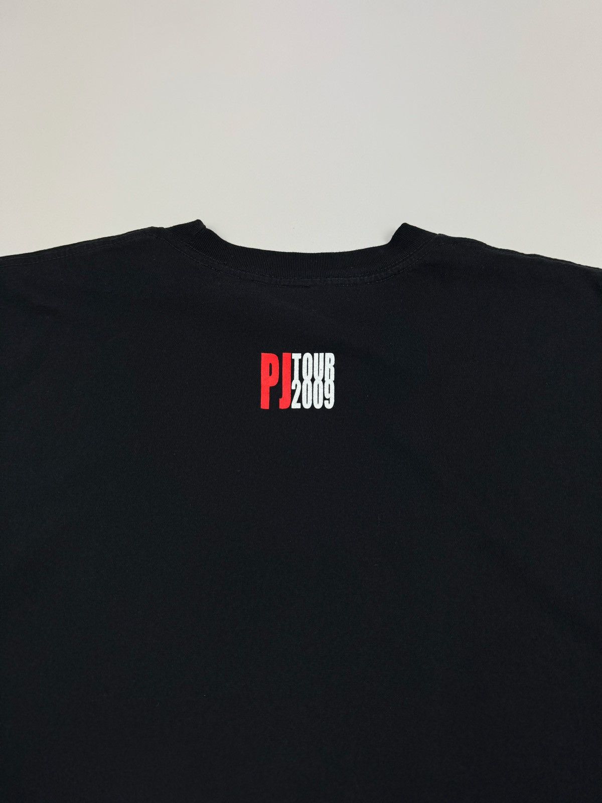 Band Tees 2009 Pearl Jam Cargary Tour T-Shirt Made in USA Size US XL / EU 56 / 4 - 7 Thumbnail