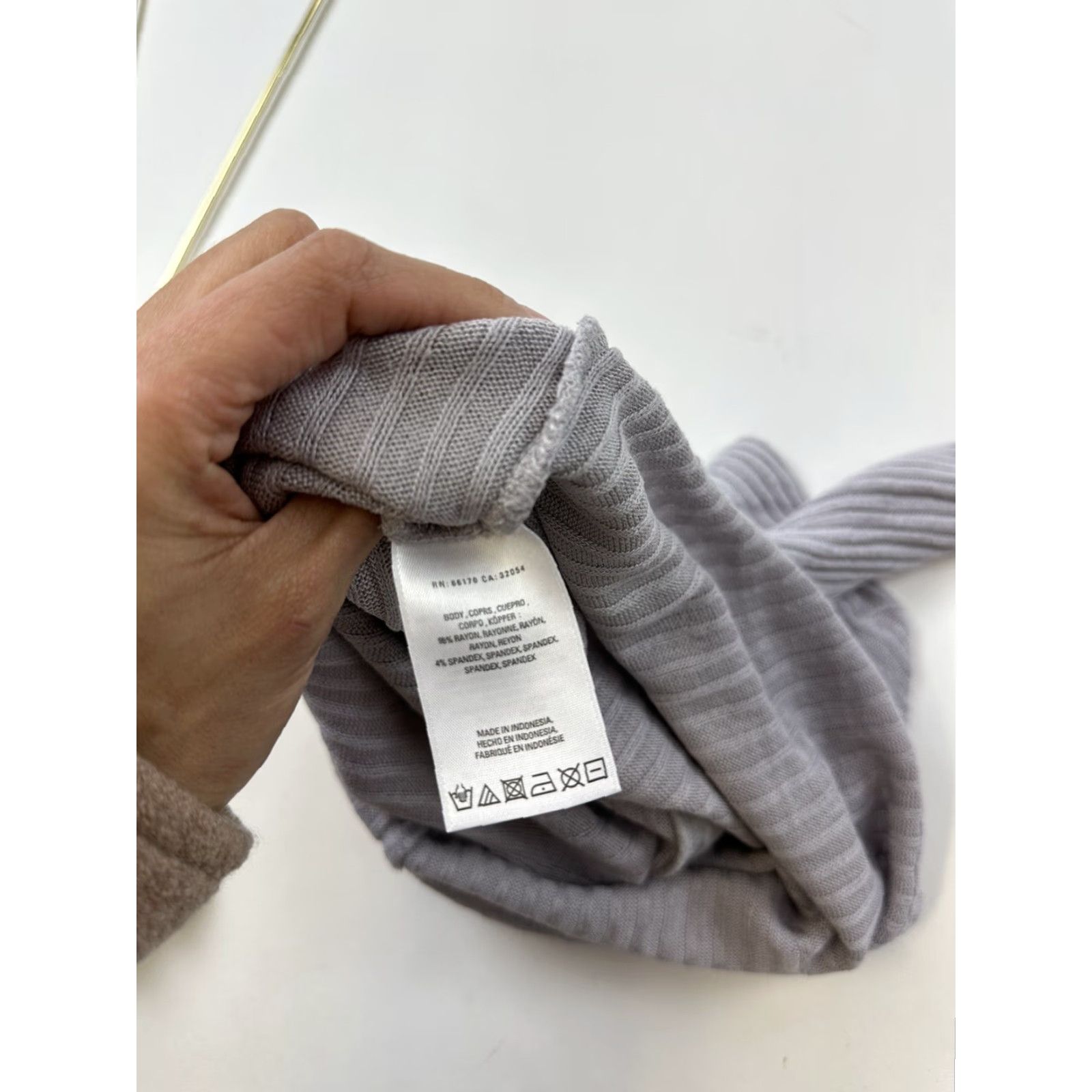 Anthropologie Anthropologie Postage Stamp Knit Top Womens XS Blouse Shirt Casual Knit 3/4 Sleeve Gray Spandex Rayon Ribbed V-Neck Regular Bag Bohemian Classic Size XS / US 0-2 / IT 36-38 - 6 Thumbnail