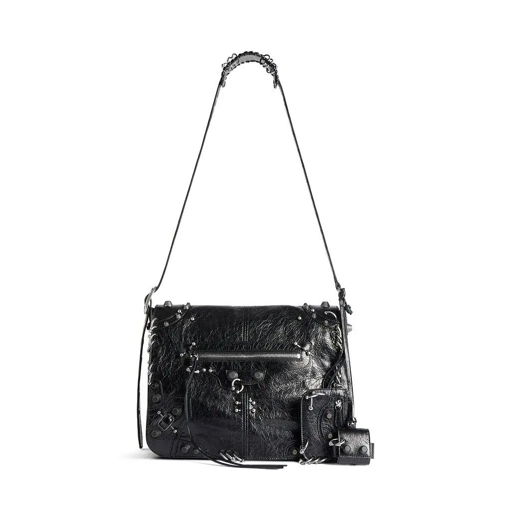 o1srvl11e0825 Size: OS / Le Cagole Messenger Bag Medium