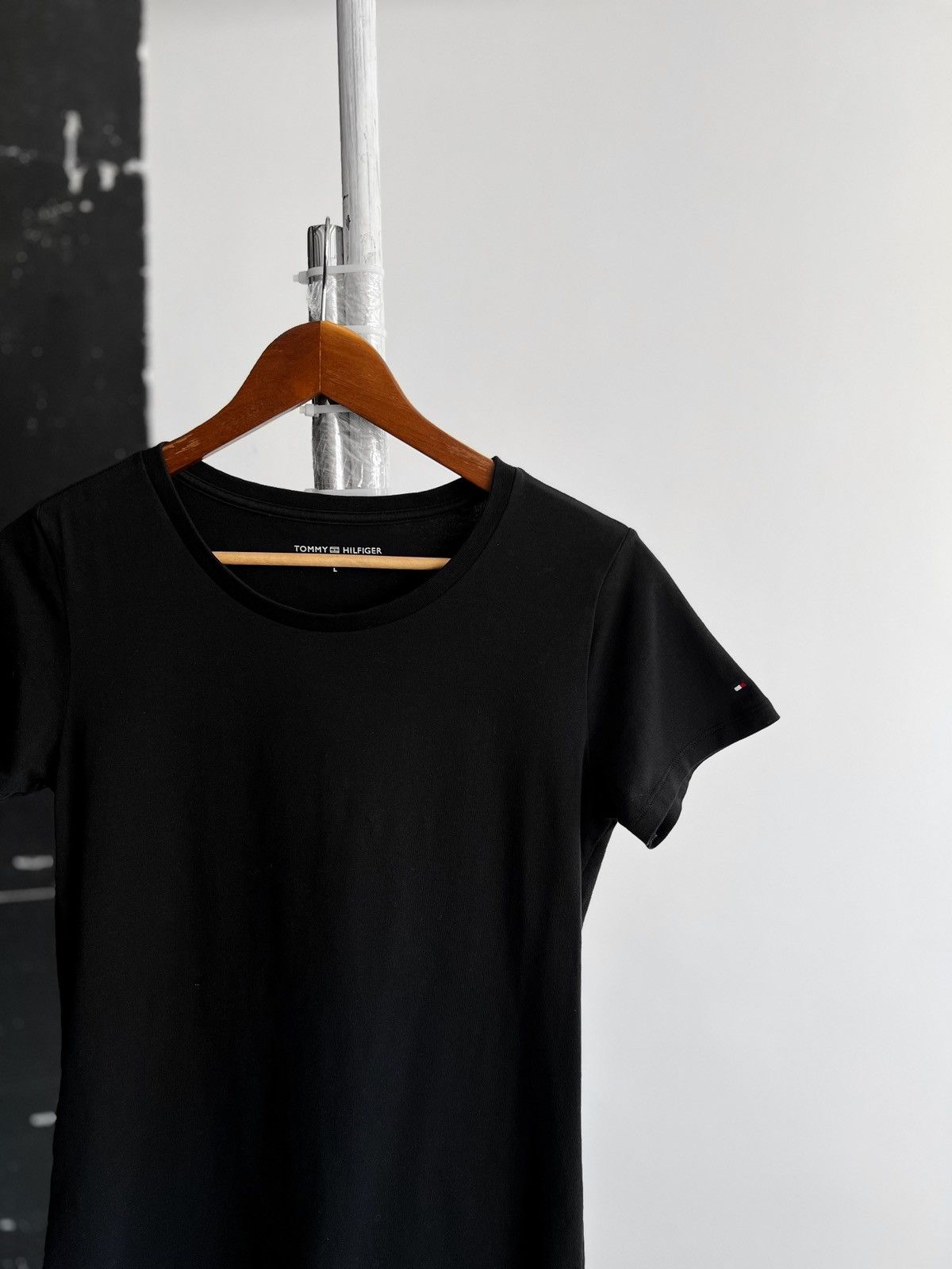 Designer × Tommy Hilfiger Tommy Hilfiger Women’s Black Solid Short Sleeve T-Shirt Size L / US 10 / IT 46 - 2 Thumbnail
