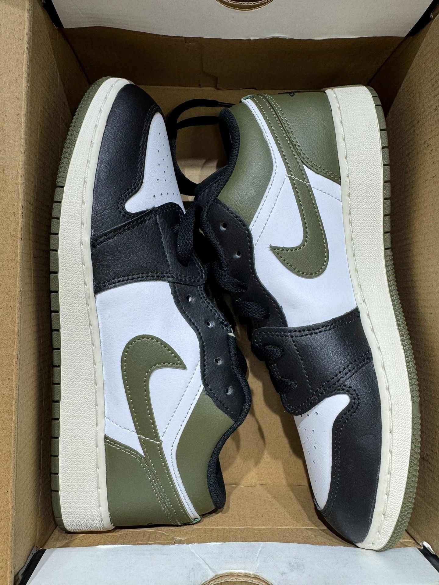 Nike Nike AJ1 Green Lowtop Sneakers L Men Size US 10 / EU 43 - 1 Thumbnail