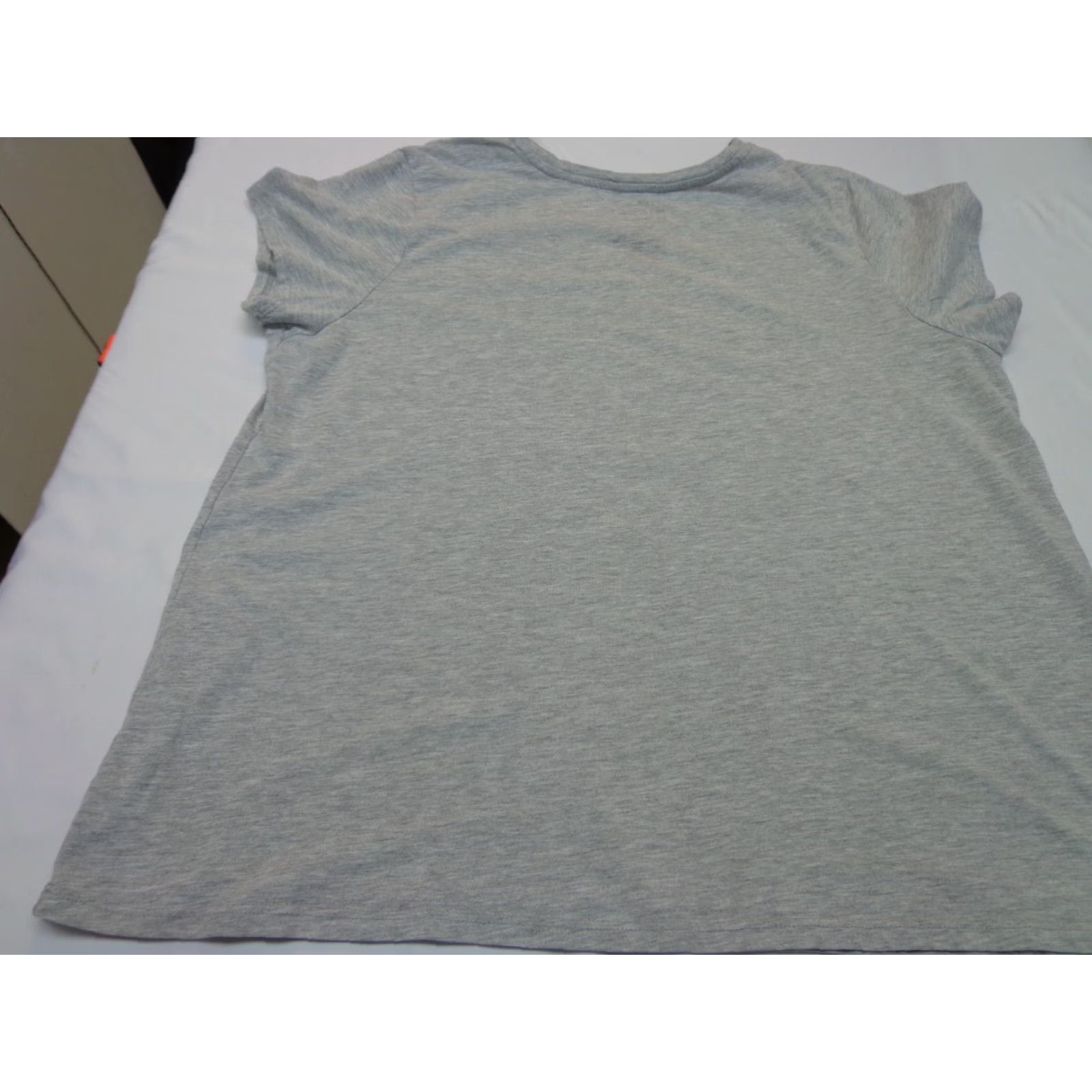 Disney Disney Mickey Mouse & Minnie Kissing Gray T-Shirt Women’s Size 2XL Size XXL / US 16-18 / IT 52-54 - 6 Thumbnail