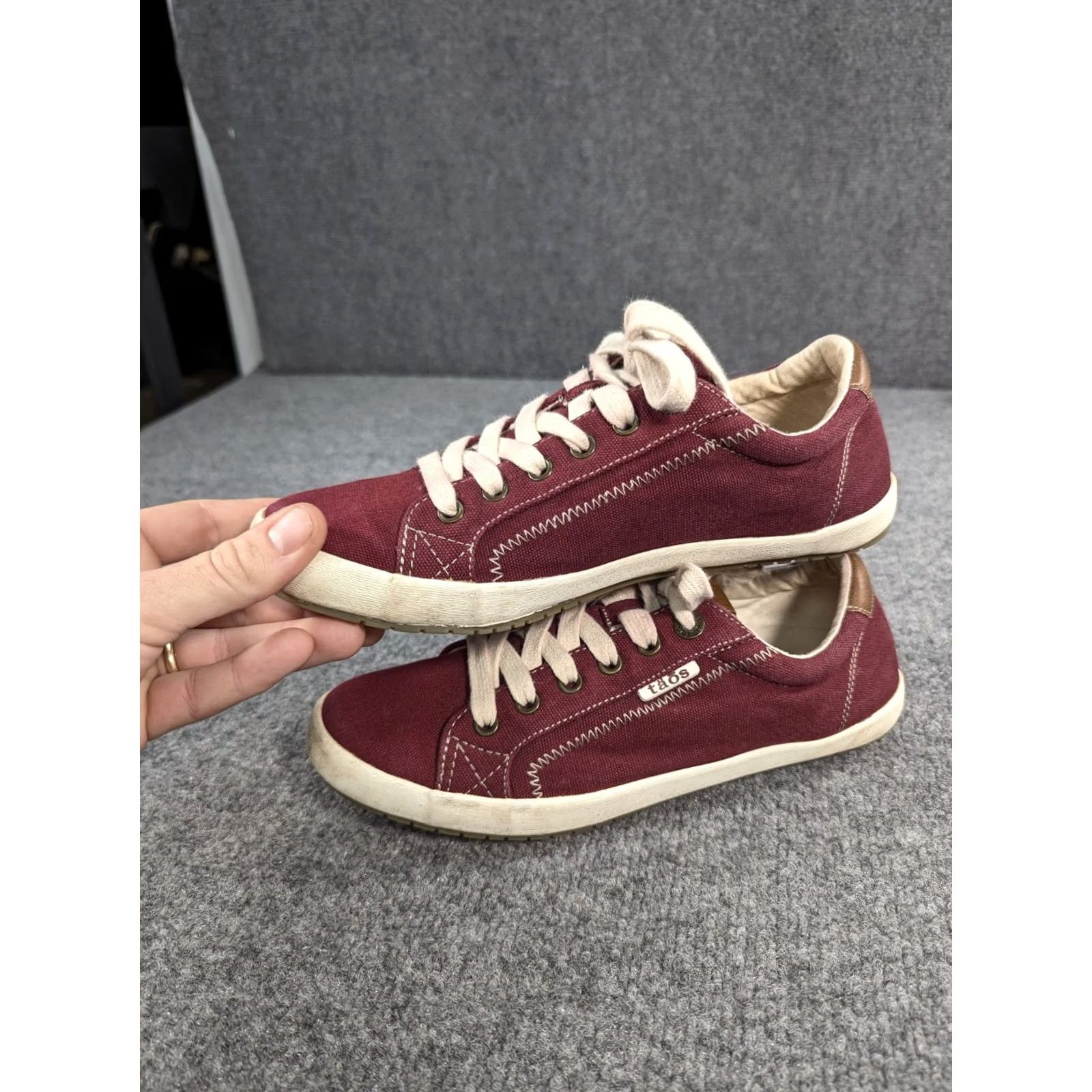 Taos Taos Womens Sneaker Size 9 Burgandy Star Casual Canvas STA-13834 Size US 9 / IT 39 - 2 Thumbnail