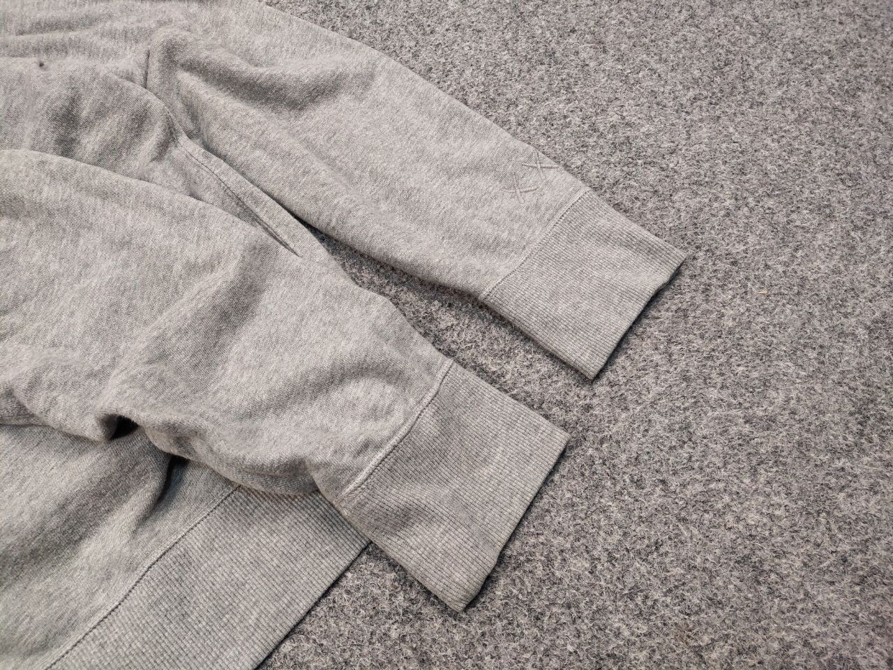 Uniqlo Uniqlo x Kaws Sesame Street Logo Gray Crew Chek Sweatshirt Size US L / EU 52-54 / 3 - 15 Thumbnail