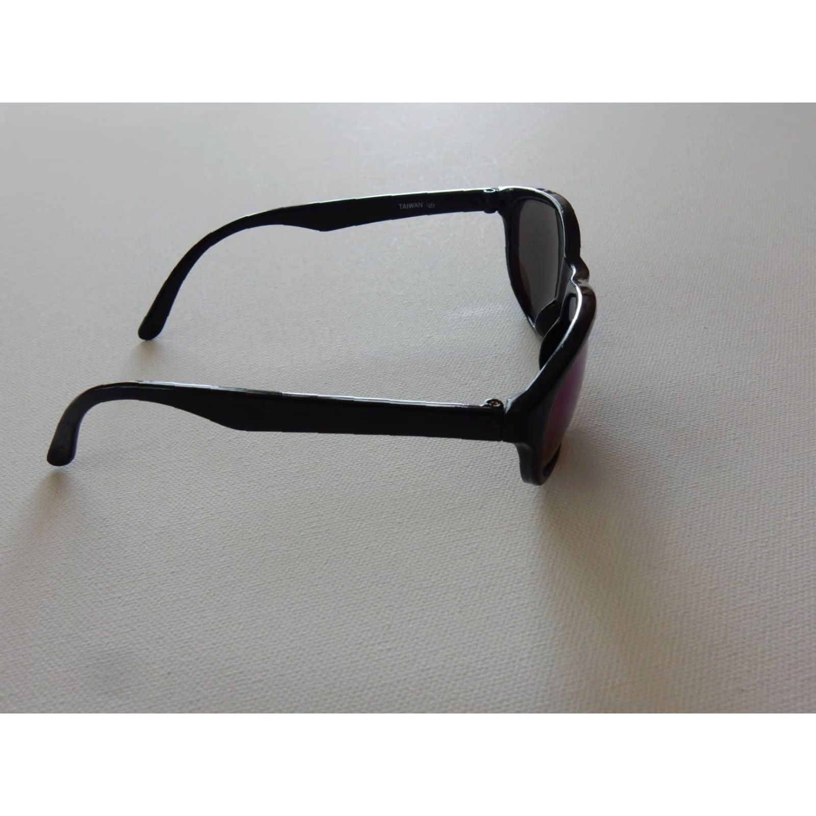 Vintage ISki Sunglasses Men Black Frame Blue/Purple Lens Scratches Noted Black ISki Sunglasses Men - Adult Size - Sunglasses Size ONE SIZE - 3 Thumbnail