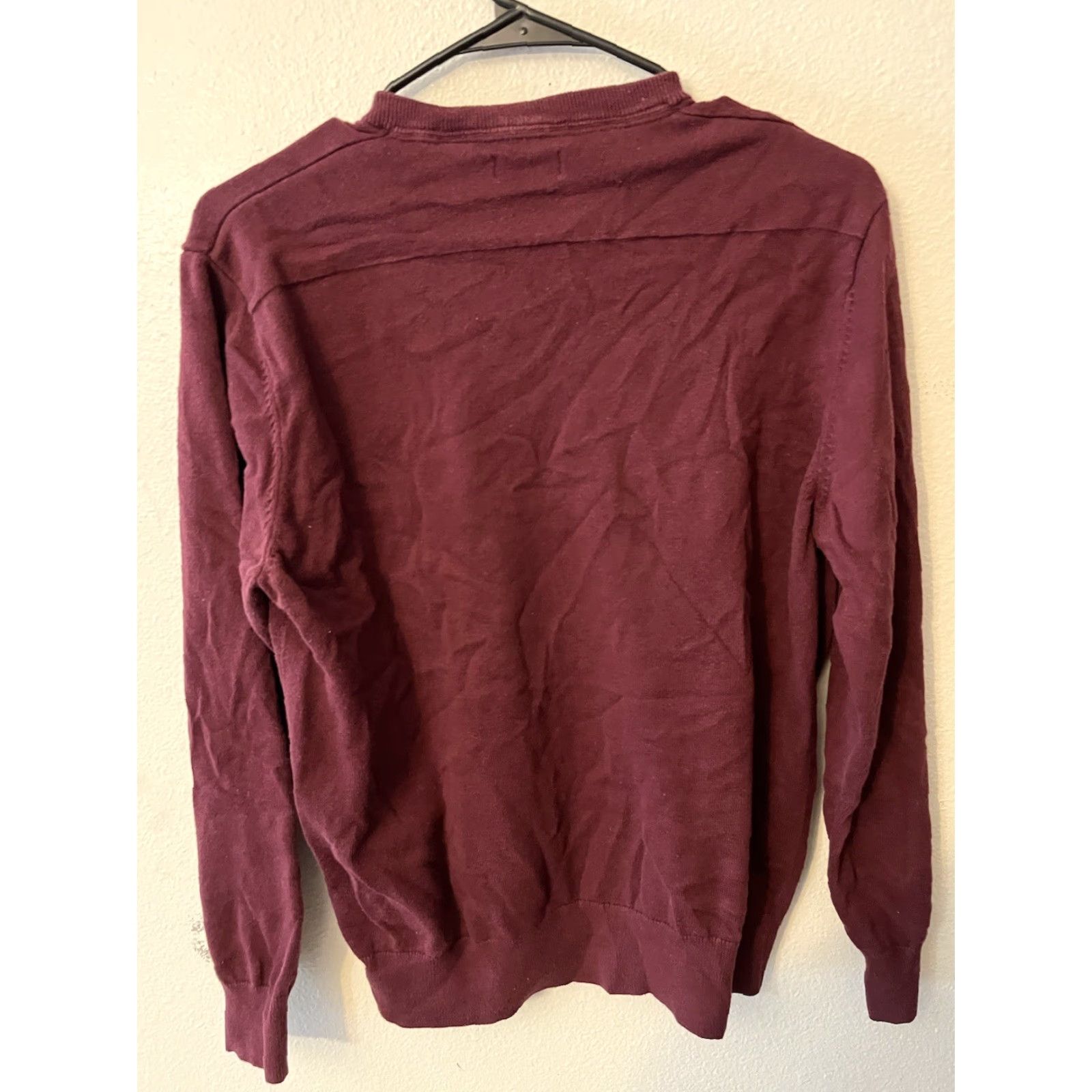 Izod IZOD Men’s V Neck Pullover Sweater Maroon Solid Long Sleeve Size M Adult Mens 90s Classic American Knit Pullover Lightweight All Seasons Golf Size US M / EU 48-50 / 2 - 2 Thumbnail