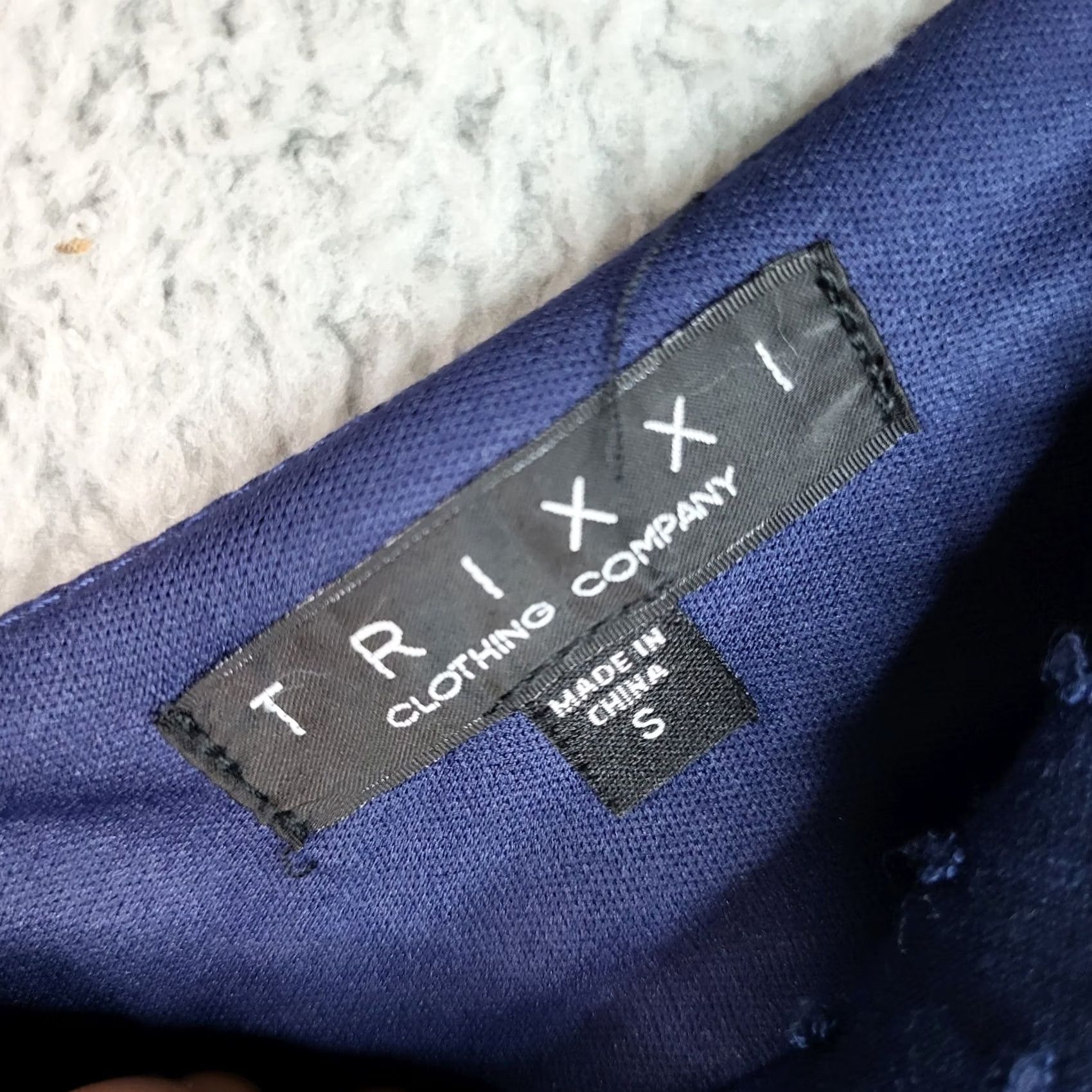 Vintage Trixxi Women's Navy Blue Tie V-Neck Dress Shirt? Size S / US 4 / IT 40 - 6 Thumbnail