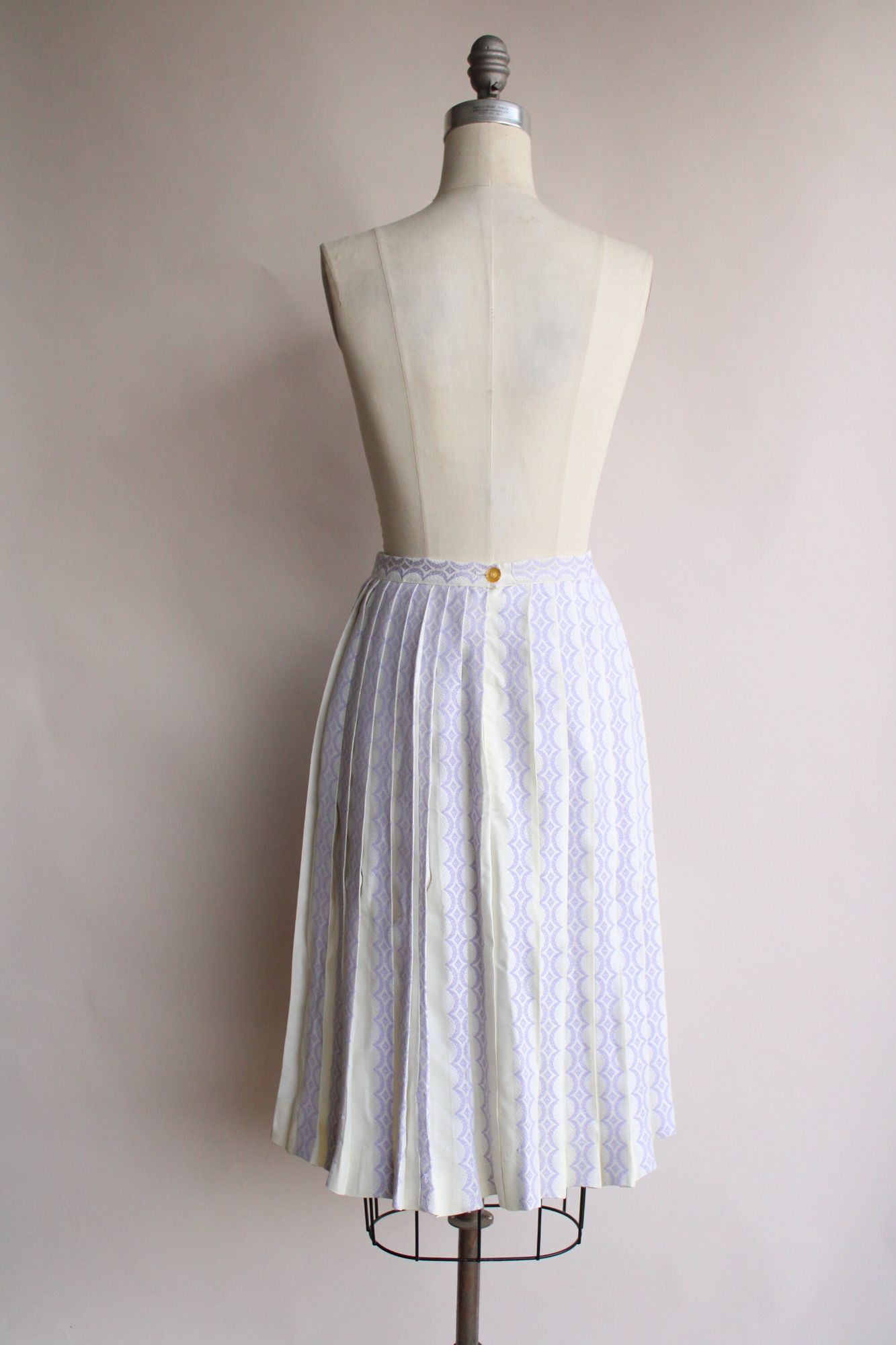 Vintage Vintage 1960s Skirt, Bobbie Brooks Pleated Purple and White Size 27" / US 4 / IT 40 - 9 Thumbnail