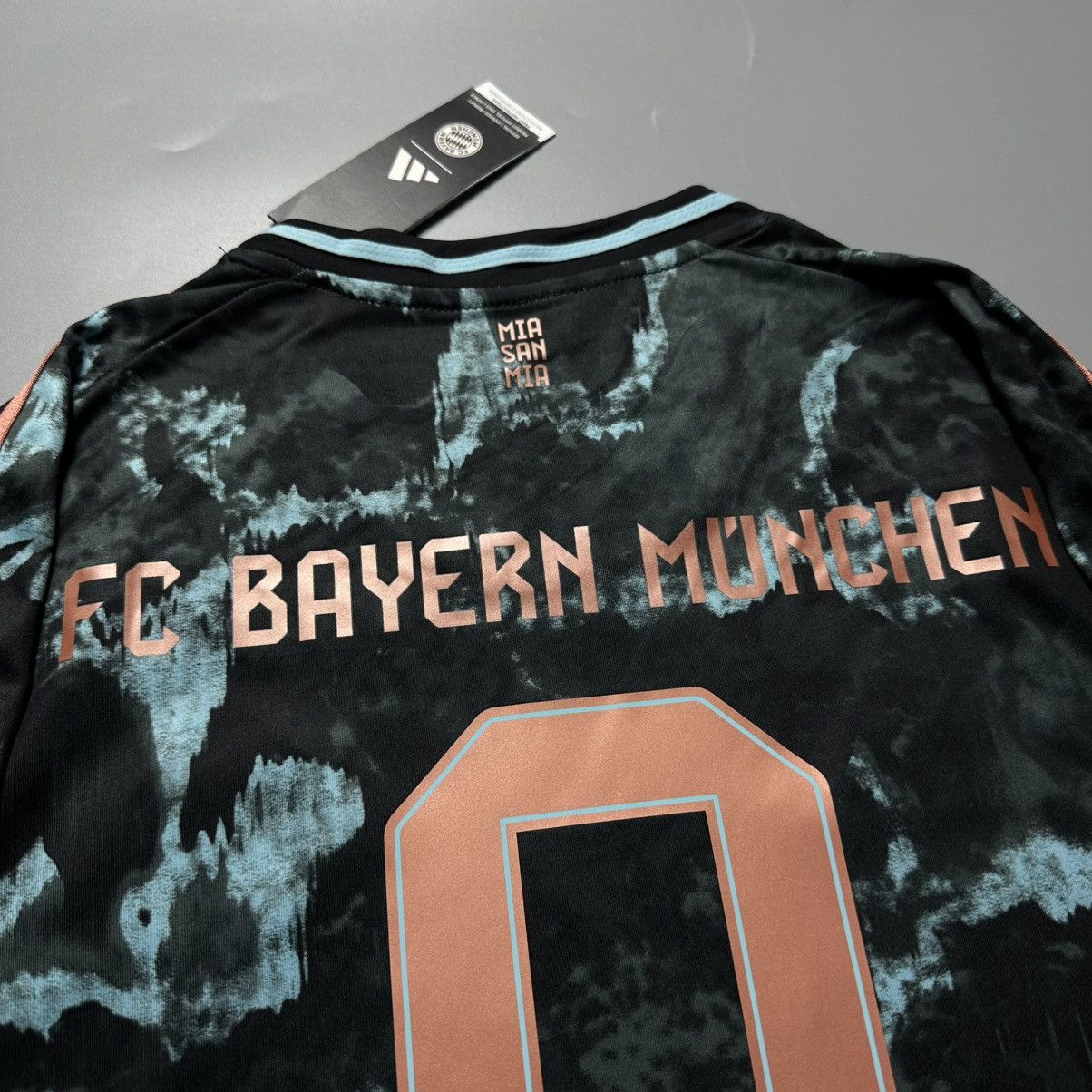 Vintage BAYERN ADIDAS 2024/2025 FOOTBALL AWAY JERSEY #9 KANE Size US XL / EU 56 / 4 - 11 Thumbnail