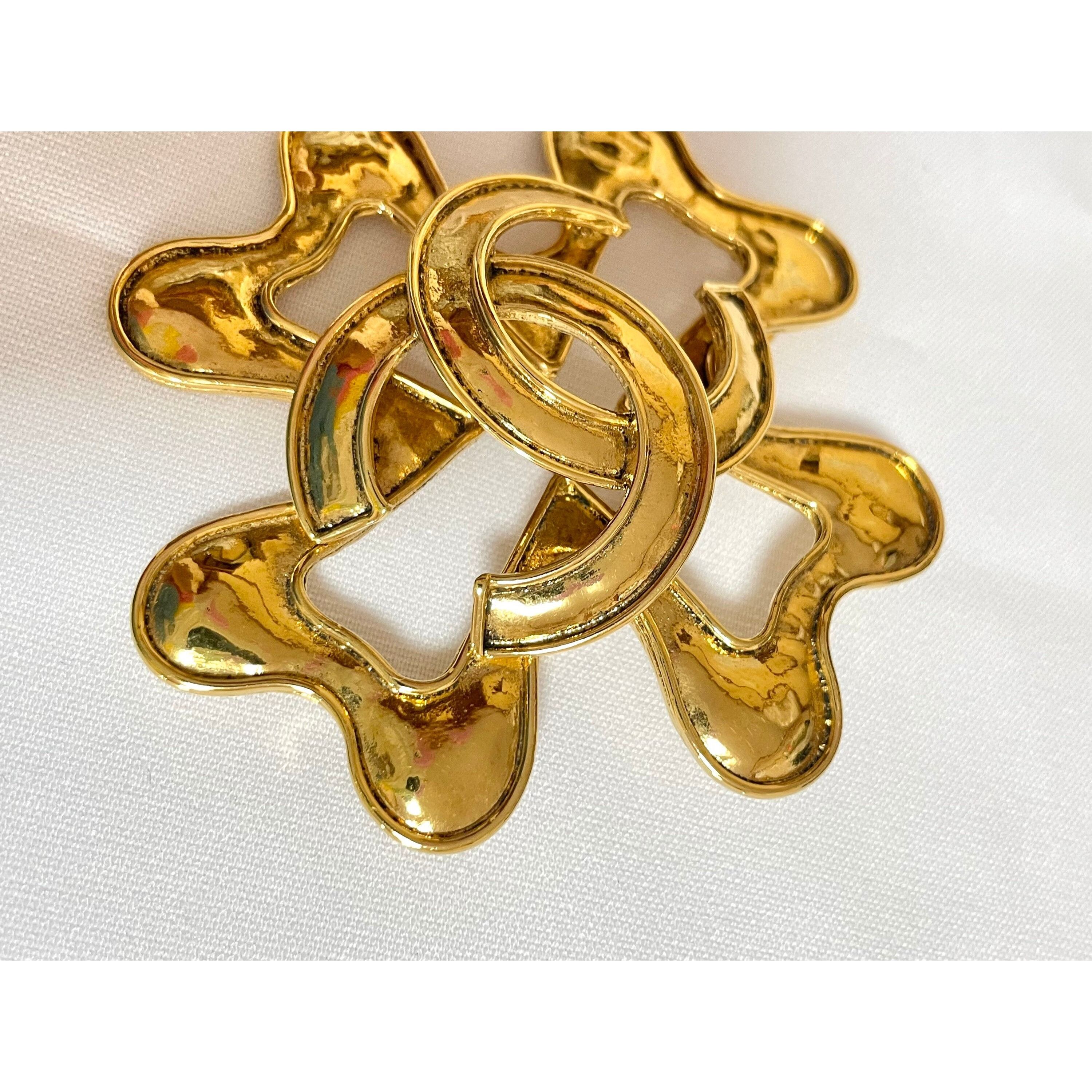 Chanel Vintage Chanel large flower clover brooch with CC mark. Size ONE SIZE - 4 Thumbnail