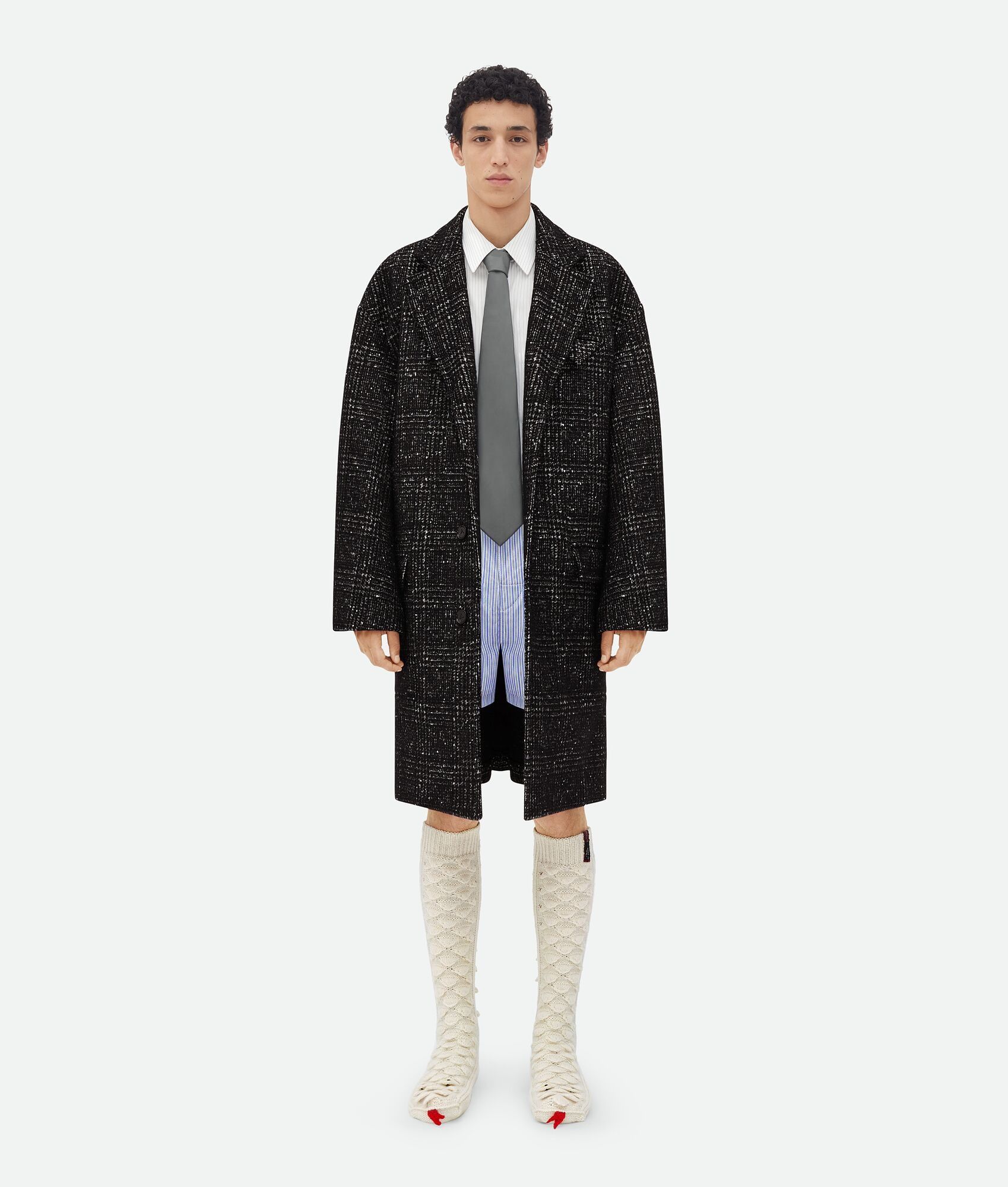 Bottega Veneta o1w1db10825 Wool Checked Alpaca Kimono Coat in Black/White Size US L / EU 52-54 / 3 - 1 Thumbnail