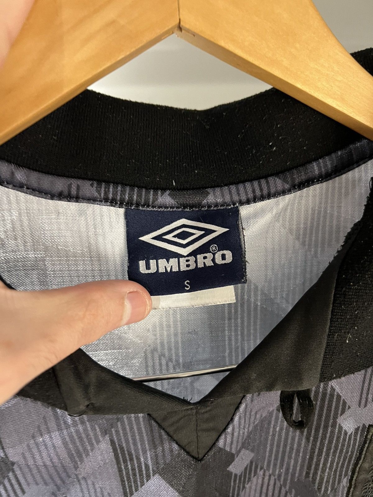Umbro VINTAGE UMBRO ENGLAND RETRO SOCCER JERSEY MANCHESTER Y2K 90s Size US S / EU 44-46 / 1 - 17 Thumbnail