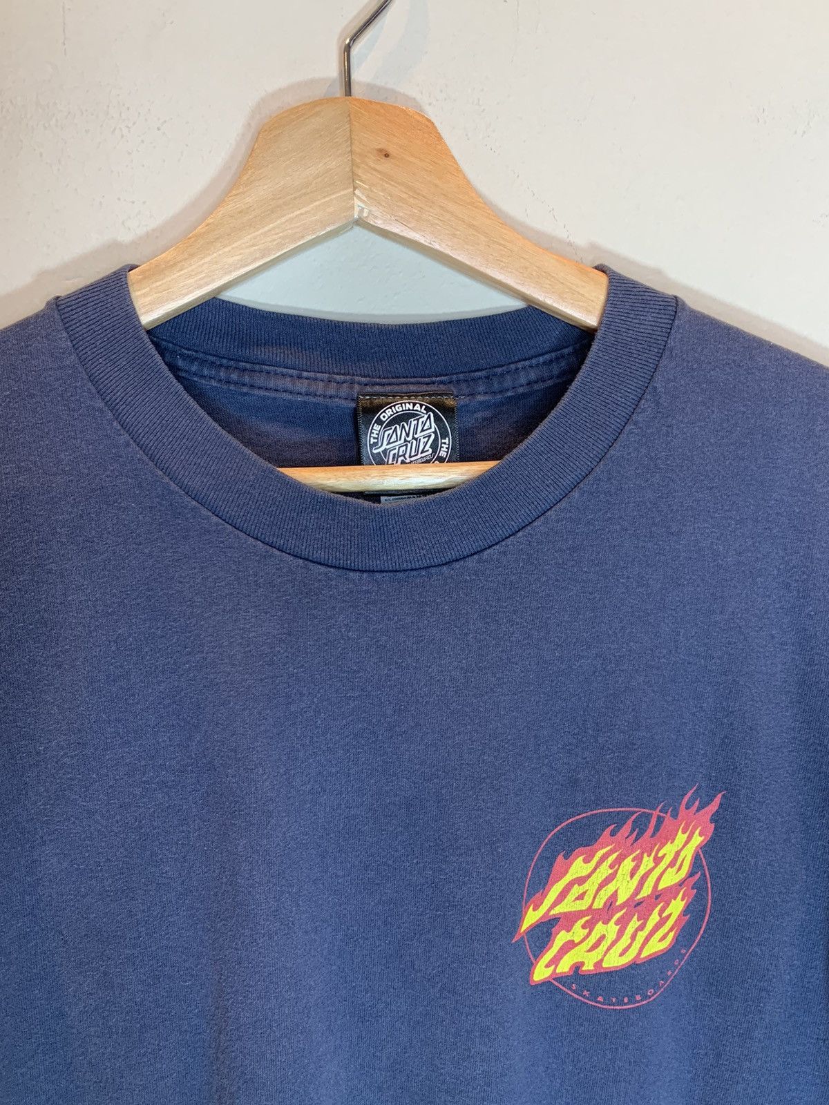 Santa Cruz Skateboards *RARE* Santa Cruz Skateboards Faded Flame Logo Skate T-Shirt Size US M / EU 48-50 / 2 - 2 Thumbnail