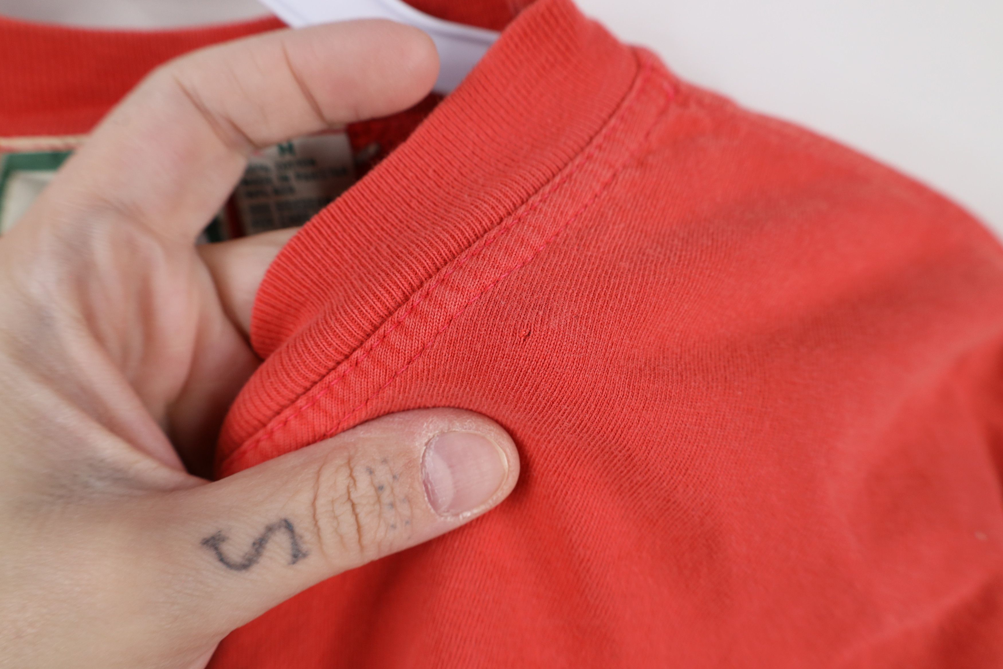 Levi's × Vintage Vintage 90s Levis Spell Out Script T-Shirt Coral Pink Cotton Size US M / EU 48-50 / 2 - 5 Thumbnail