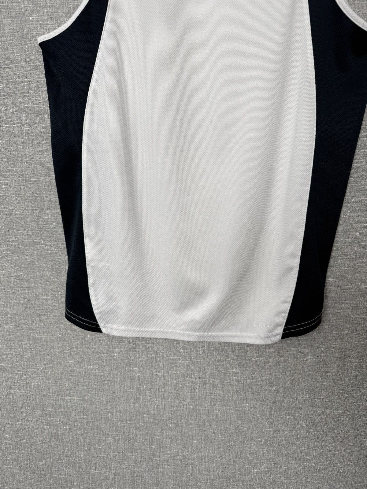 Nike Vintage Nike Embroidered Center Swoosh Logo Dry-Fit Tank Top Size US M / EU 48-50 / 2 - 7 Thumbnail