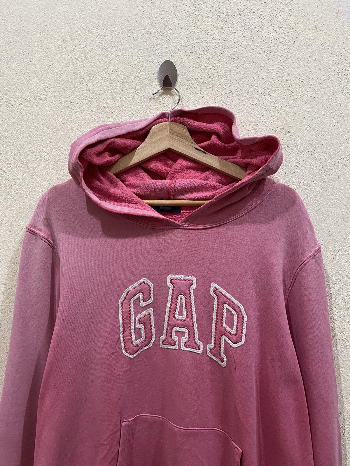 Gap × Vintage Vintage Gap Spell Out Faded Pullover Hoodies Size US L / EU 52-54 / 3 - 3 Thumbnail