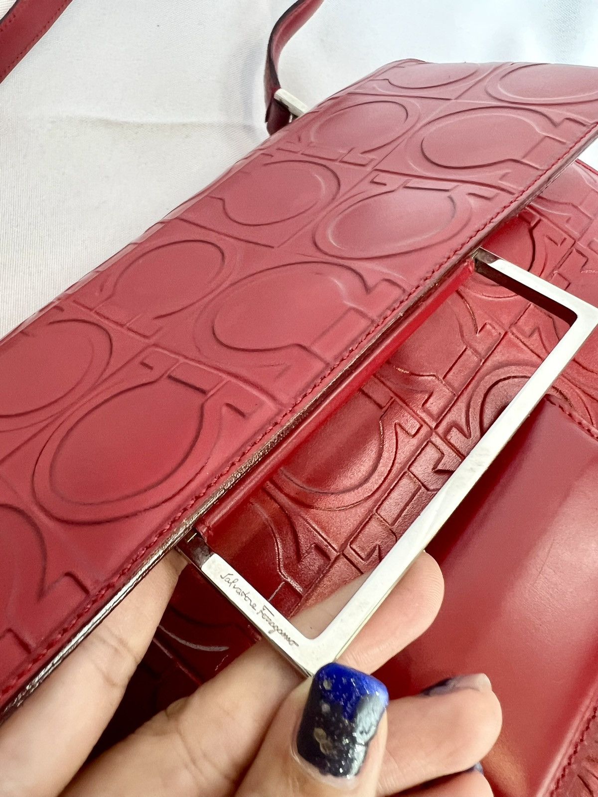 Salvatore Ferragamo Ferragamo Red Gancini Embossed Leather Shoulder Bag Size ONE SIZE - 11 Thumbnail