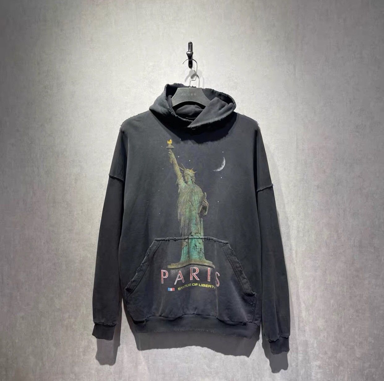 24PF new/BALENCIAGA パリリバティパーカー Hoodie Black Paris Liberty Hoodie Oversized in Black | Balenciaga US