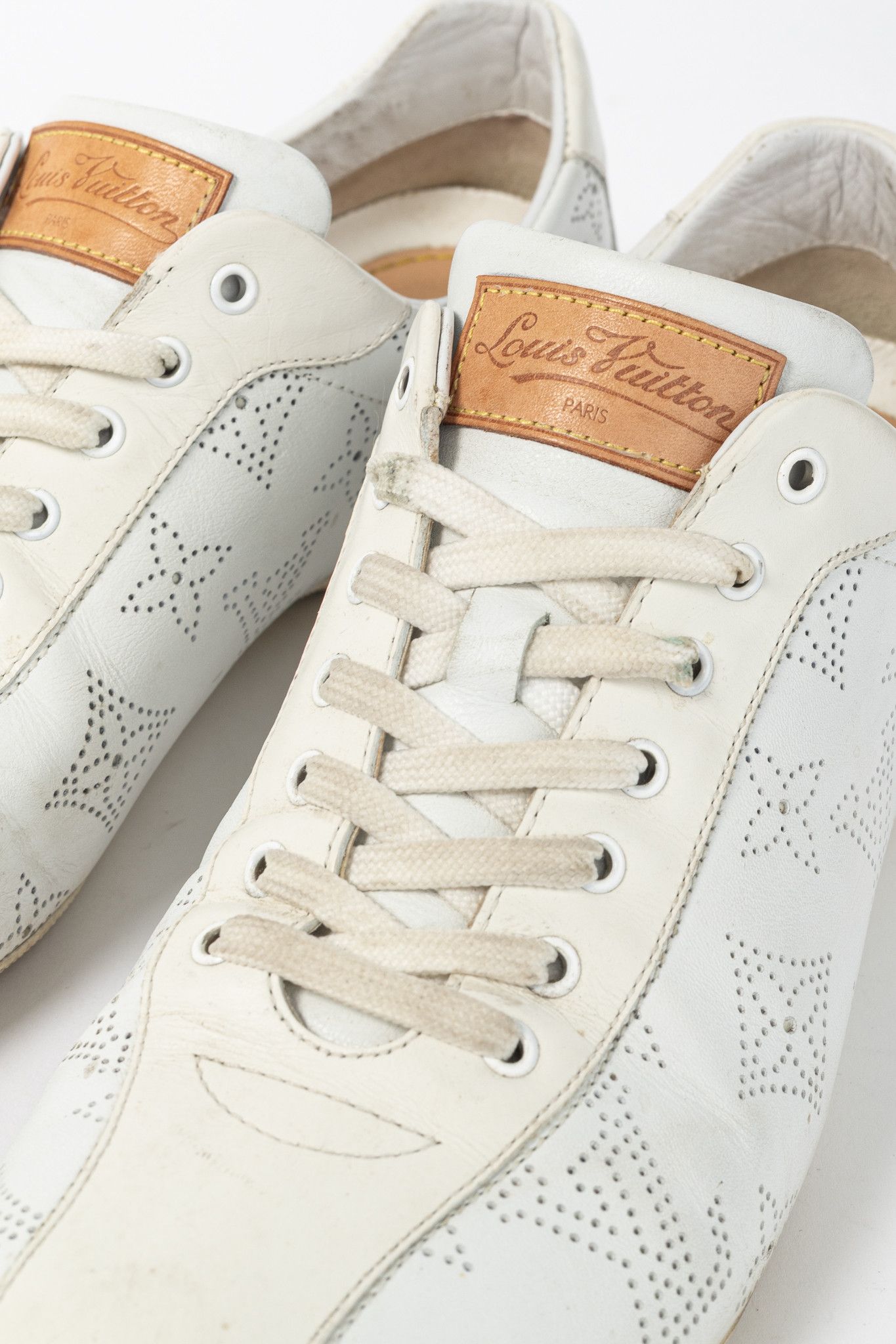 Louis Vuitton Louis Vuitton Mahina Perforated Monogram Leather Sneakers Size US 8.5 / IT 38.5 - 7 Thumbnail