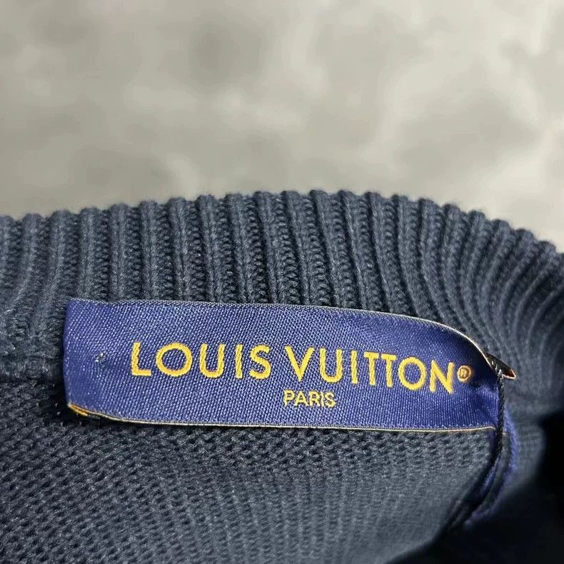 Louis Vuitton Louis Vuitton Blue embroidered medal logo sweater 2502-Nex Size US S / EU 44-46 / 1 - 4 Thumbnail