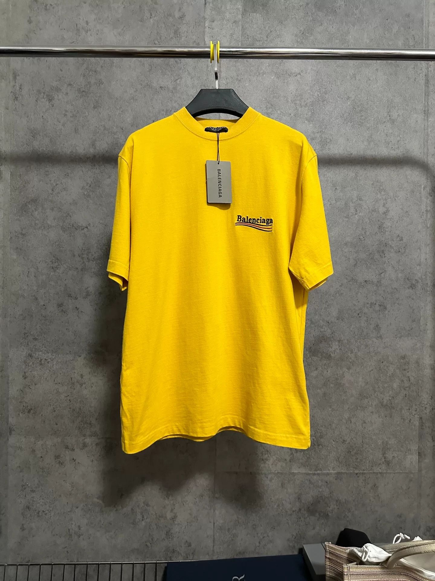 Balenciaga balenciaga yellow short sleeve t-shirt Size US XXS / EU 40 - 1 Thumbnail