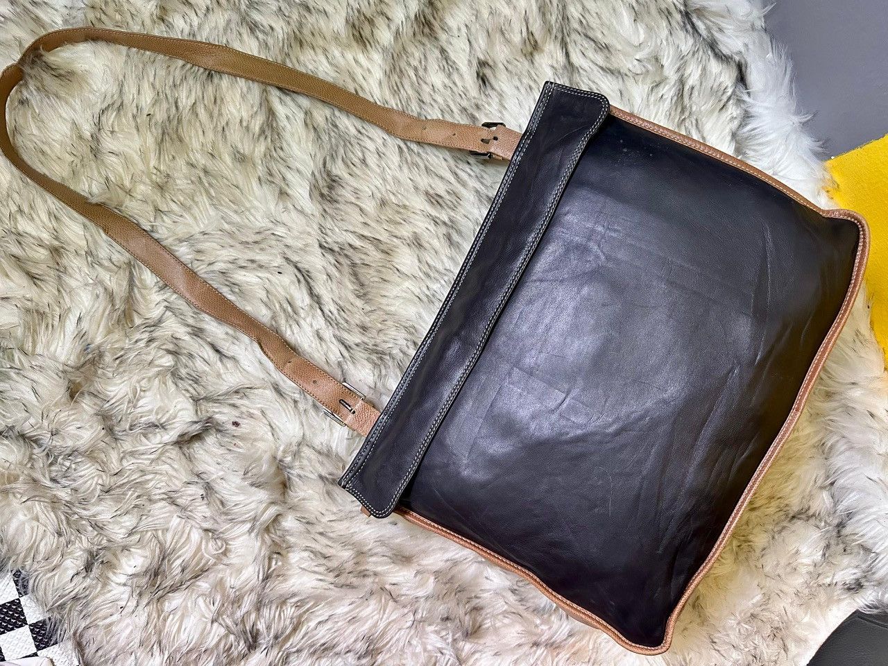 Loewe Authentic Loewe Anagram Two Tone Leather Shoulder Bag Size ONE SIZE - 3 Thumbnail