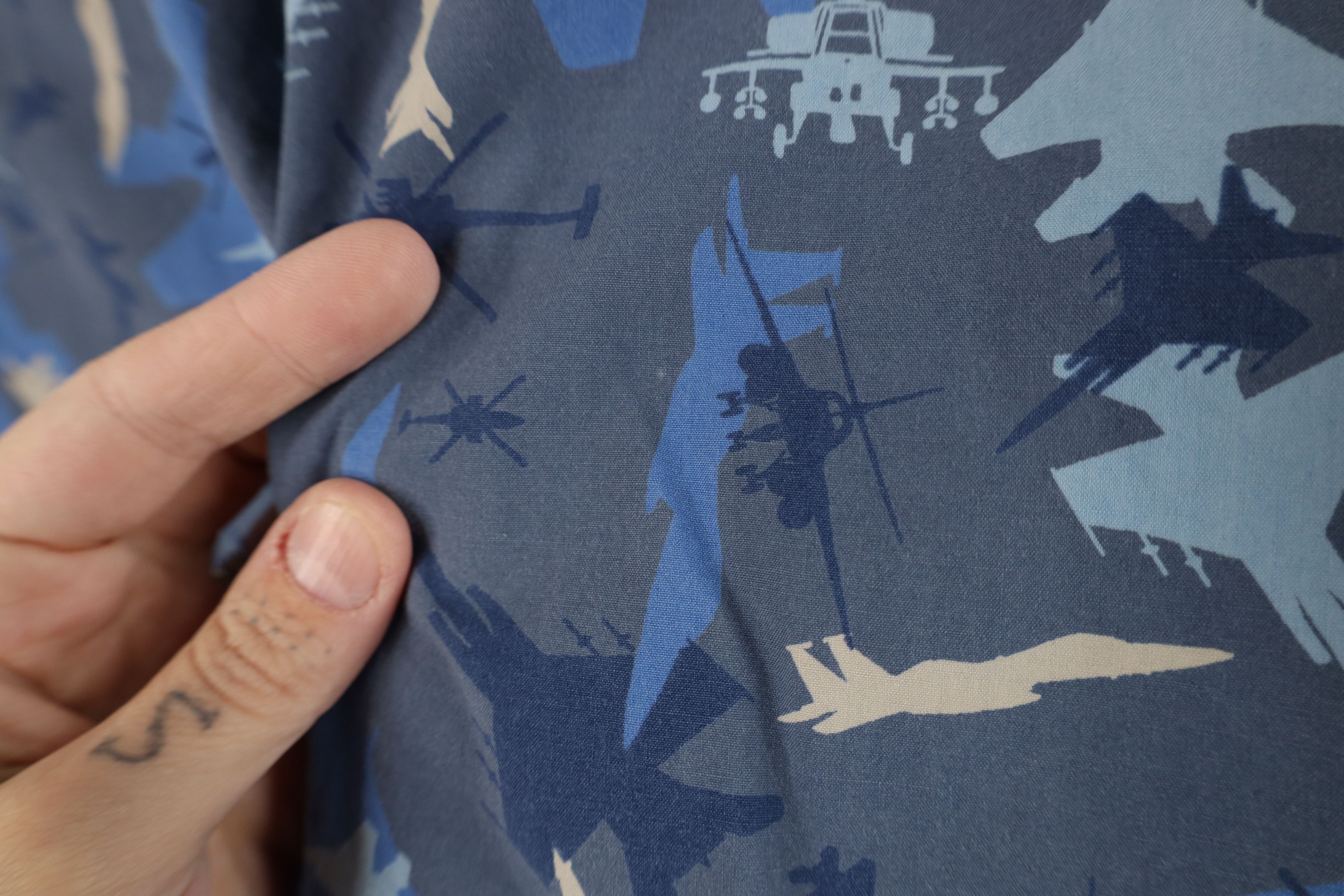 Tommy Hilfiger Vintage 90s Tommy Hilfiger Plane All Over Print Button Shirt Size US L / EU 52-54 / 3 - 10 Thumbnail