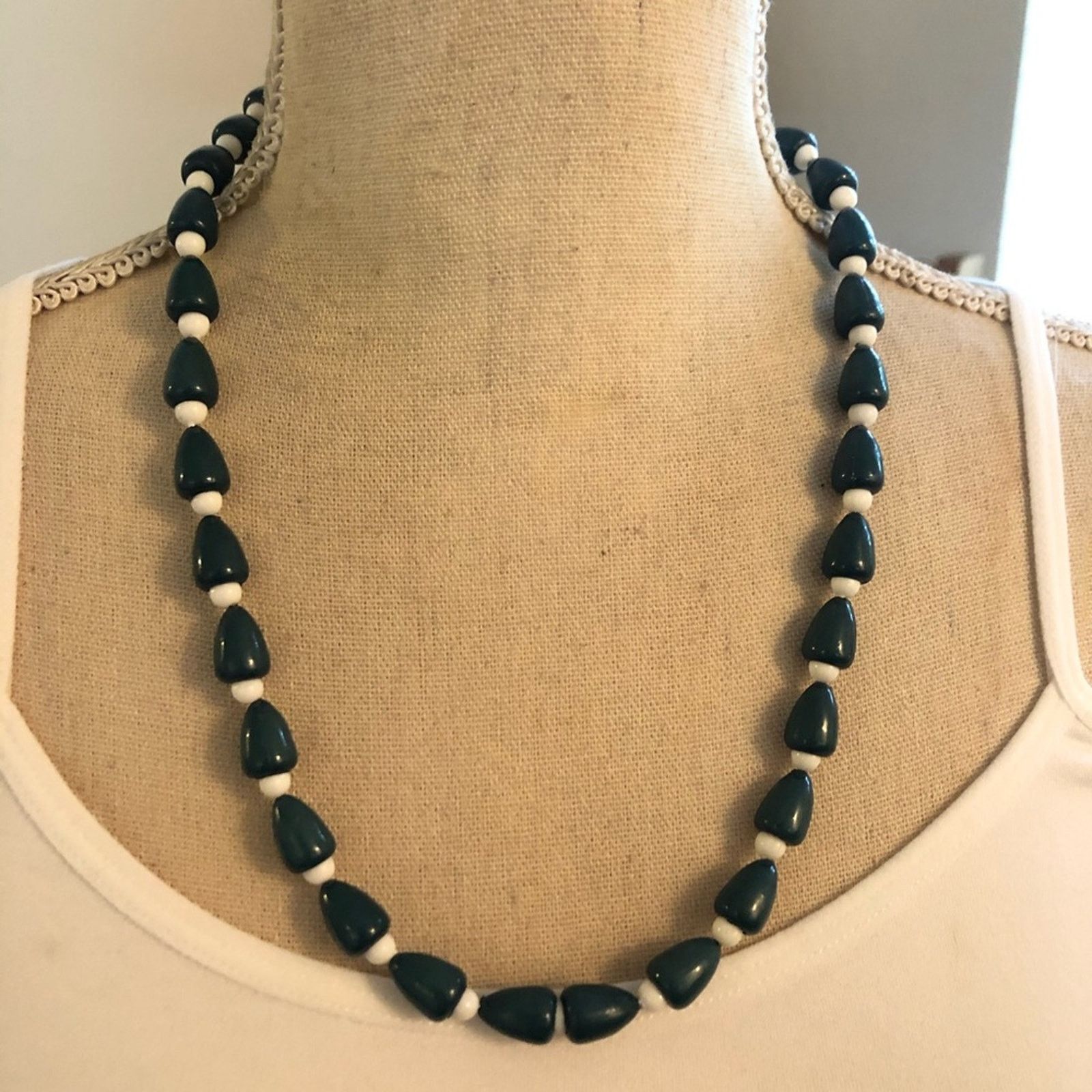 Vintage Vintage 70s green and white plastic bead necklace Size ONE SIZE - 1 Thumbnail
