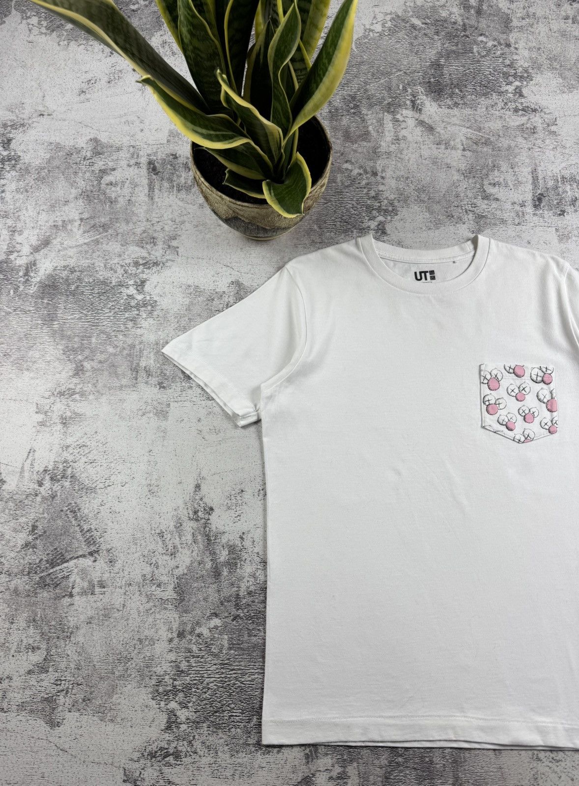 Kaws × Uniqlo KAWS Pocket Pink BFF Designer Small Cotton Jersey T Shirt Size US S / EU 44-46 / 1 - 2 Thumbnail