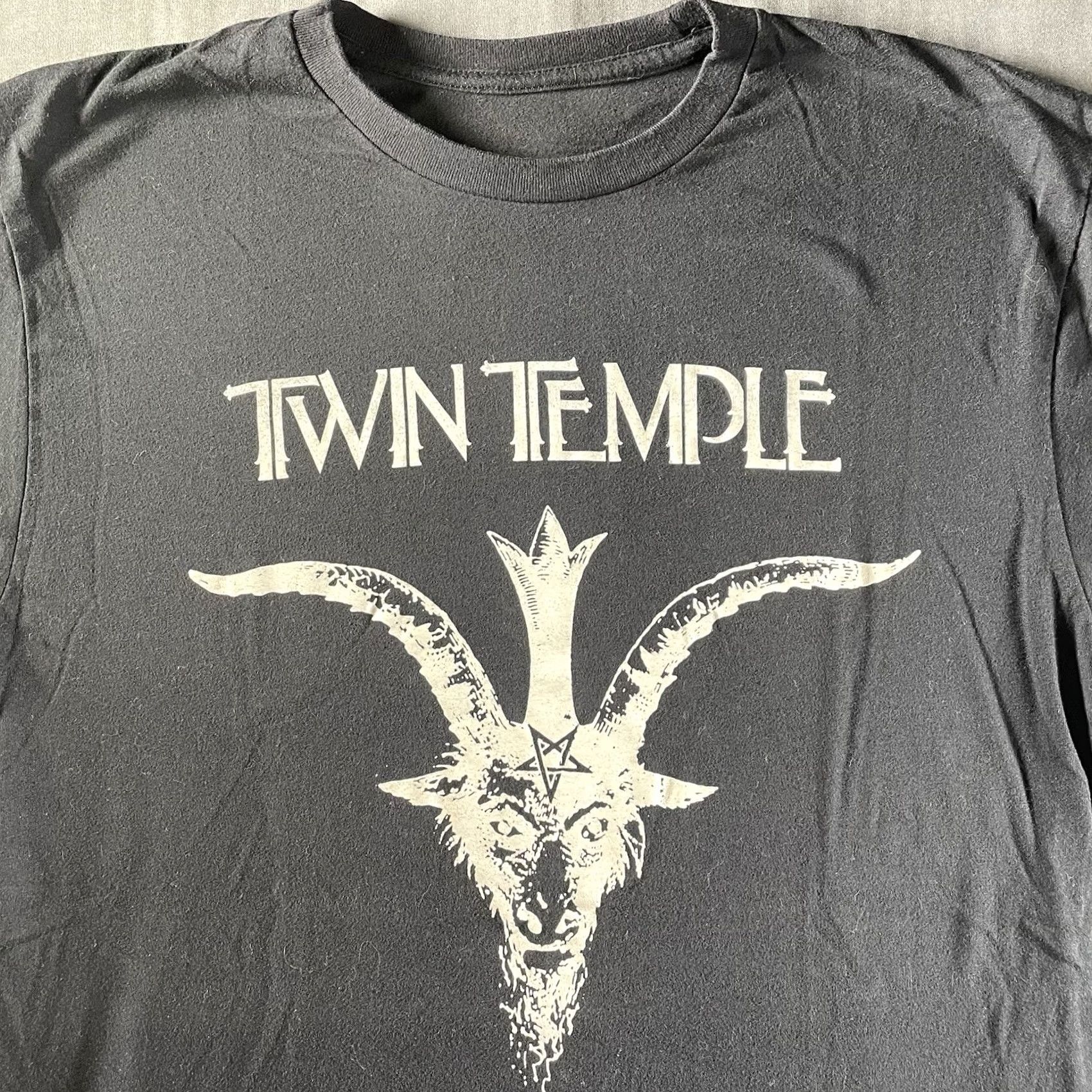 Gildan Nike Shirt Mens Medium American Rock Horror Goat Music Tee Size US M / EU 48-50 / 2 - 2 Thumbnail