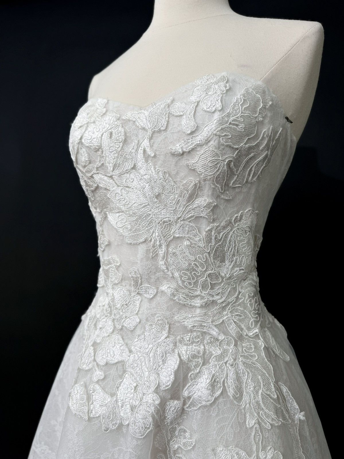 Other Preloved US 4 Anna Augusta Embroidery lace Bridal Gown Size S / US 4 / IT 40 - 2 Thumbnail