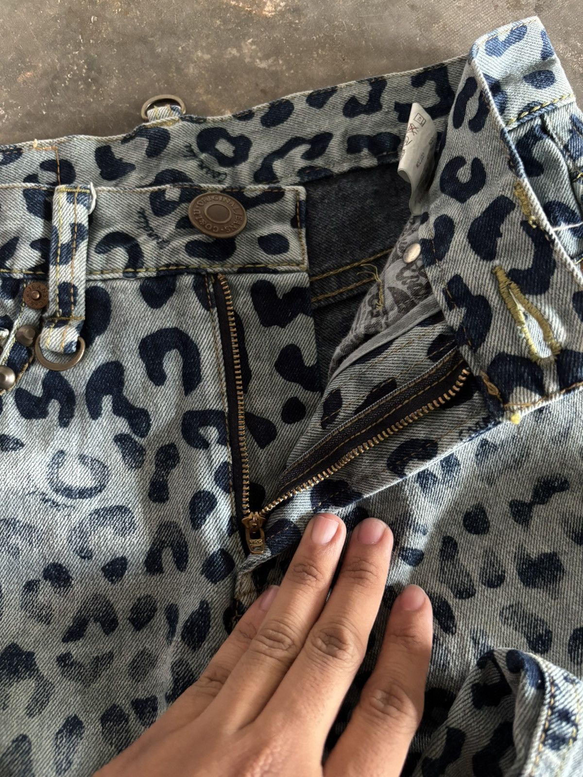 20471120 SUPER SICK LEOPARD CHEETAH OVERPRINT CO&LU JEANS Size US 28 / EU 44 - 4 Thumbnail