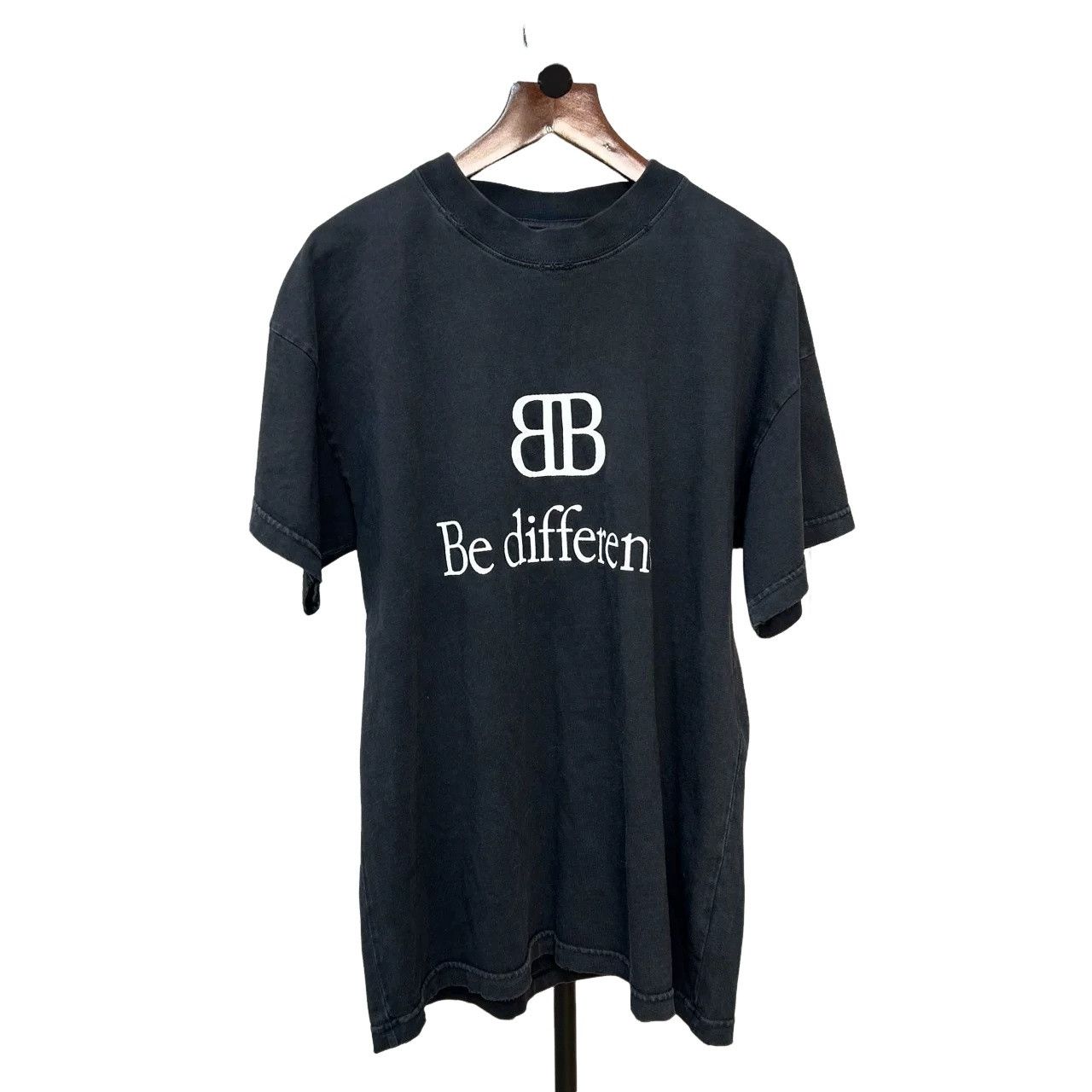 Balenciaga Balenciaga Be Differen Logo T-Shirt Size XS Size US XS / EU 42 / 0 - 1 Thumbnail