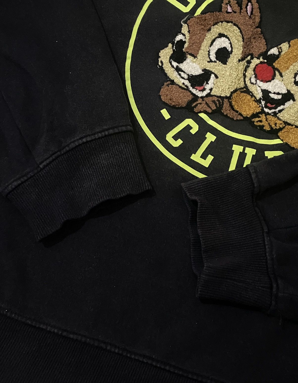 Disney × Divided × H&M H&M X DISNEY CHIP N DALE CLUB FLEECE CROP SWEATSHIRT Size US L / EU 52-54 / 3 - 7 Thumbnail