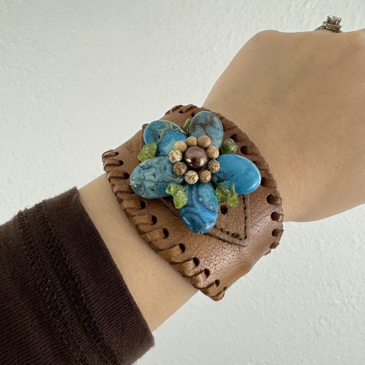 Vintage Vintage Light Brown Leather Turquoise Flower Bracelet Size ONE SIZE - 1 Thumbnail