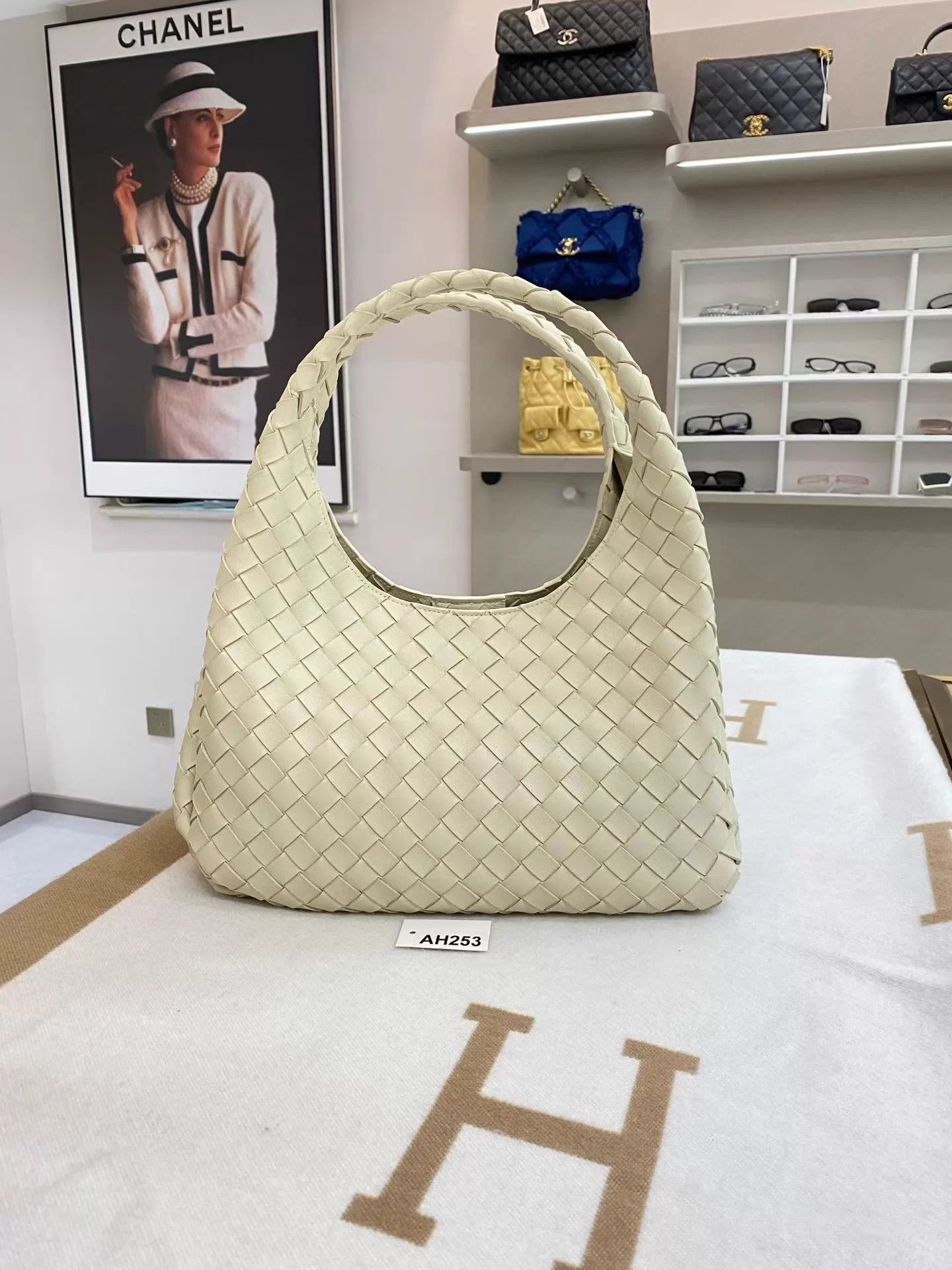 Bottega Veneta BV Woven Hobo Bag Ivory 33x20x19 Like New AH253 Size ONE SIZE - 3 Thumbnail
