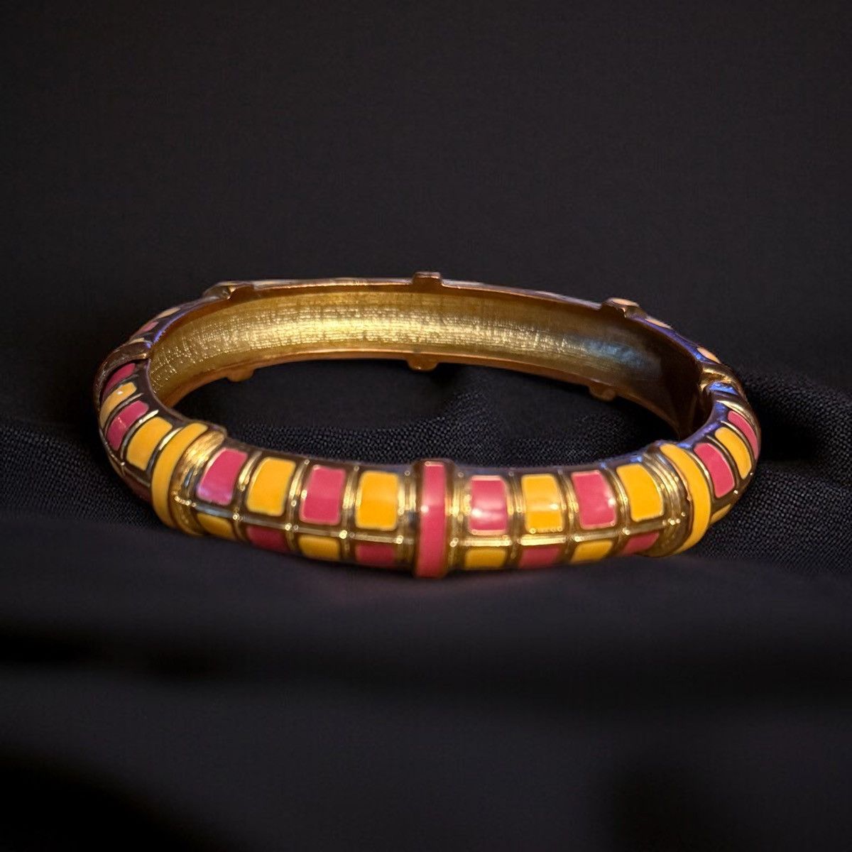 Vintage Vintage gold tone pink & peach enamel hinged bangle bracelet Size ONE SIZE - 1 Thumbnail