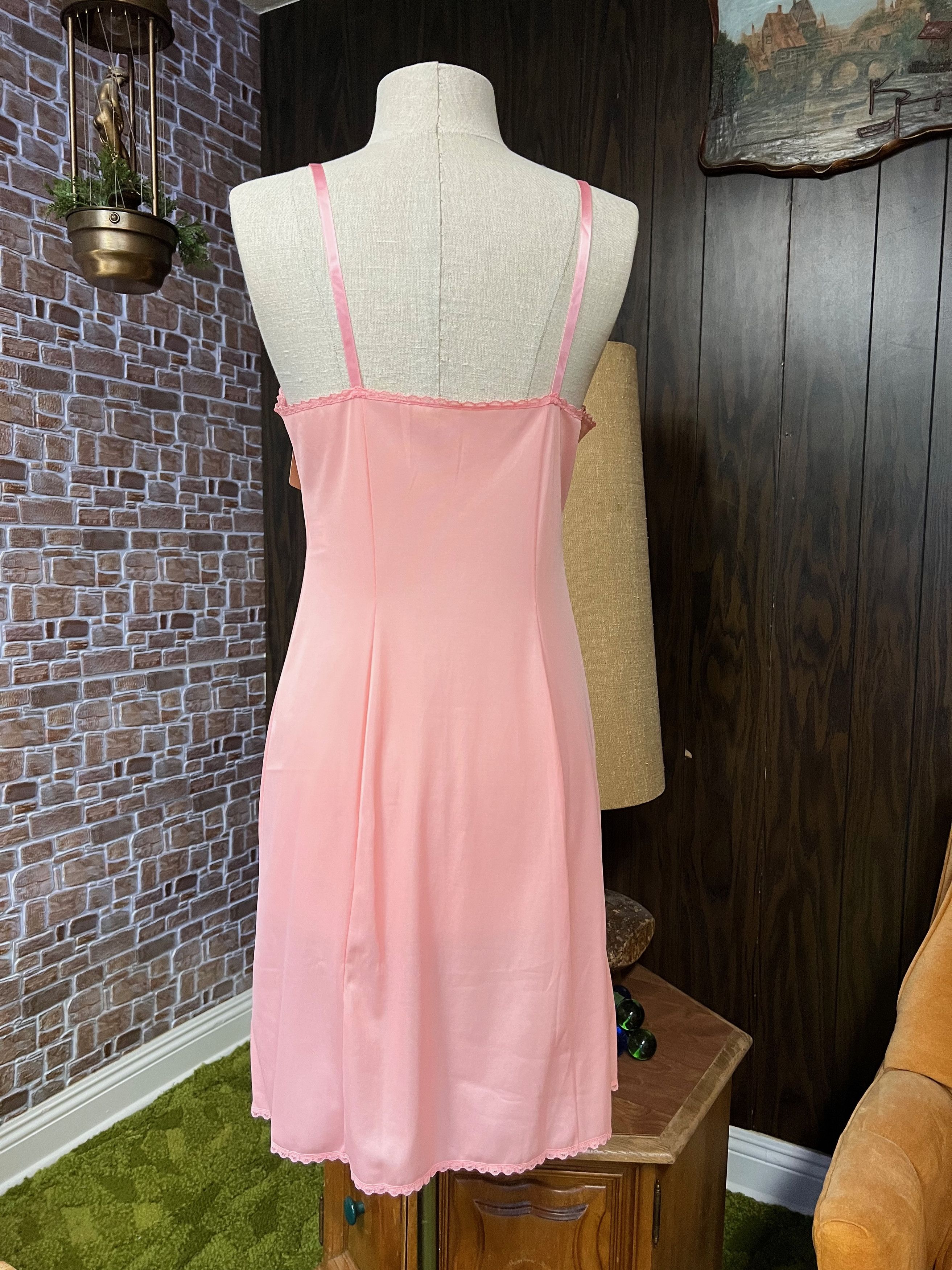 Vintage NWT Vintage 70s Vanity Fair Nylon Slip Pink Size 34 Small Size S / US 4 / IT 40 - 5 Thumbnail