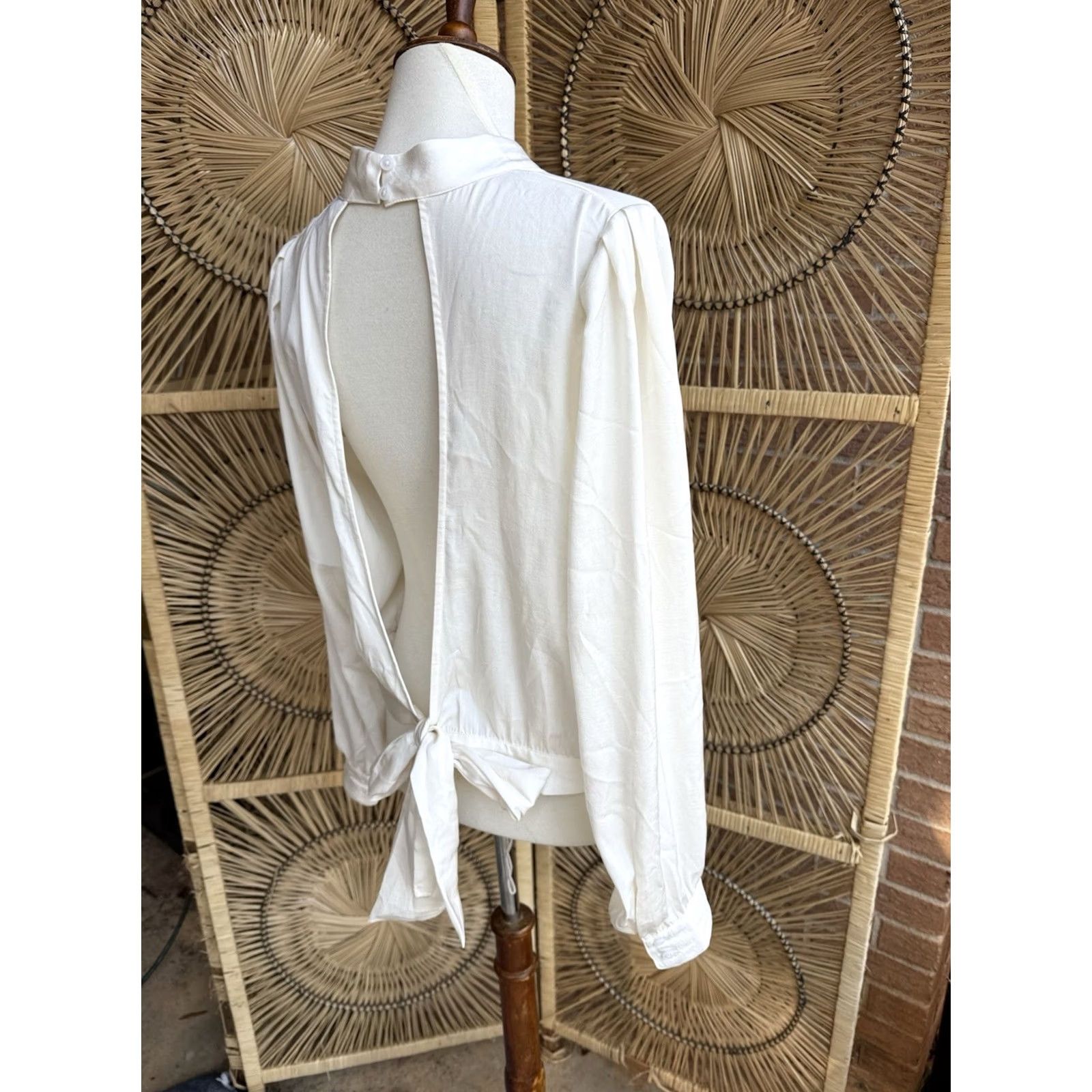 Banana Republic Banana Republic Backless Tie Top Blouse White M Women Shirt Tie Closure Vintage? Size M / US 6-8 / IT 42-44 - 5 Thumbnail