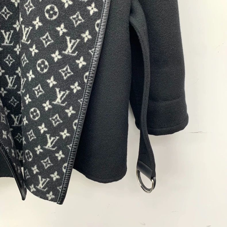 Louis Vuitton Louis Vuitton 22 coats with black lining logo and full pri Size XXS / US 00 / IT 34 - 4 Thumbnail