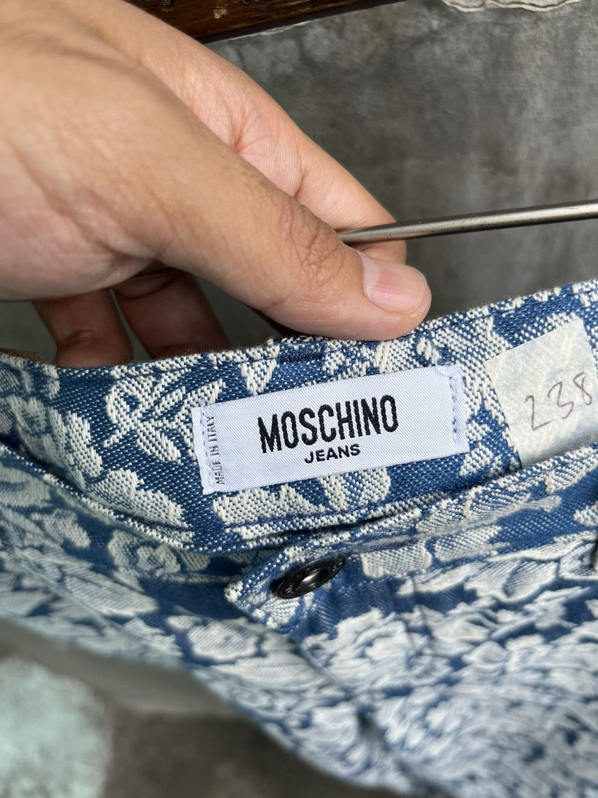 Moschino Floral Tapestry Flared Jeans Size 28" / US 6 / IT 42 - 8 Thumbnail