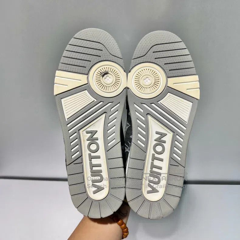 Louis Vuitton Louis Vuitton White and Grey denim shoes Size US 5 / EU 37 - 7 Thumbnail