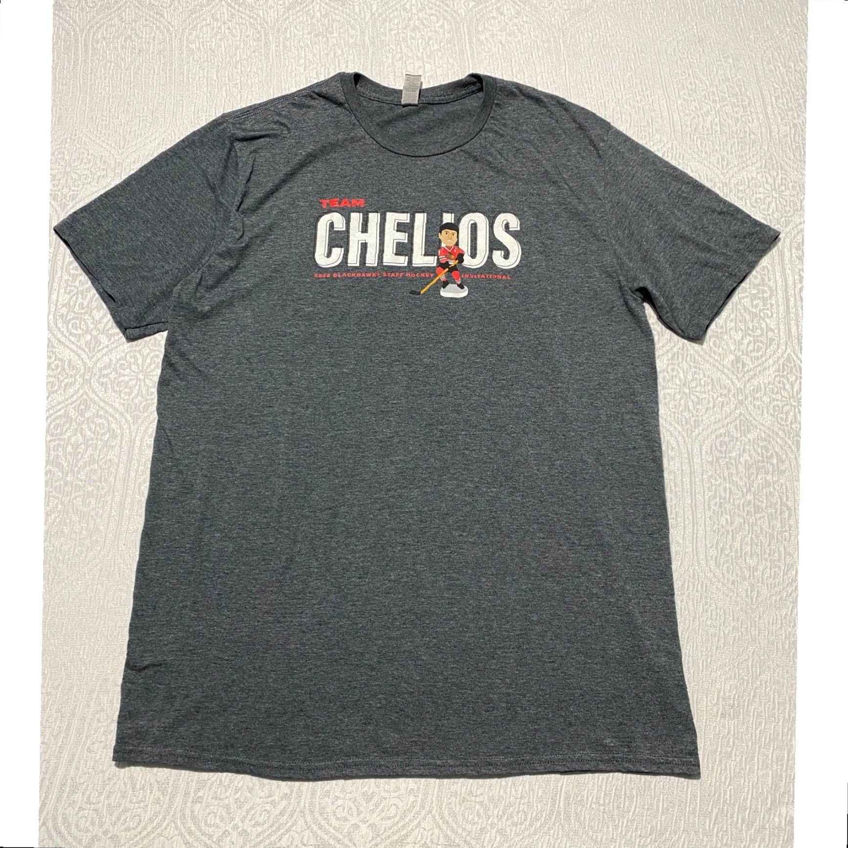 Gildan Team Chelios Chicago Blackhawks Staff Graphic T Shirt Mens XL Heather Gray Size US XL / EU 56 / 4 - 2 Thumbnail